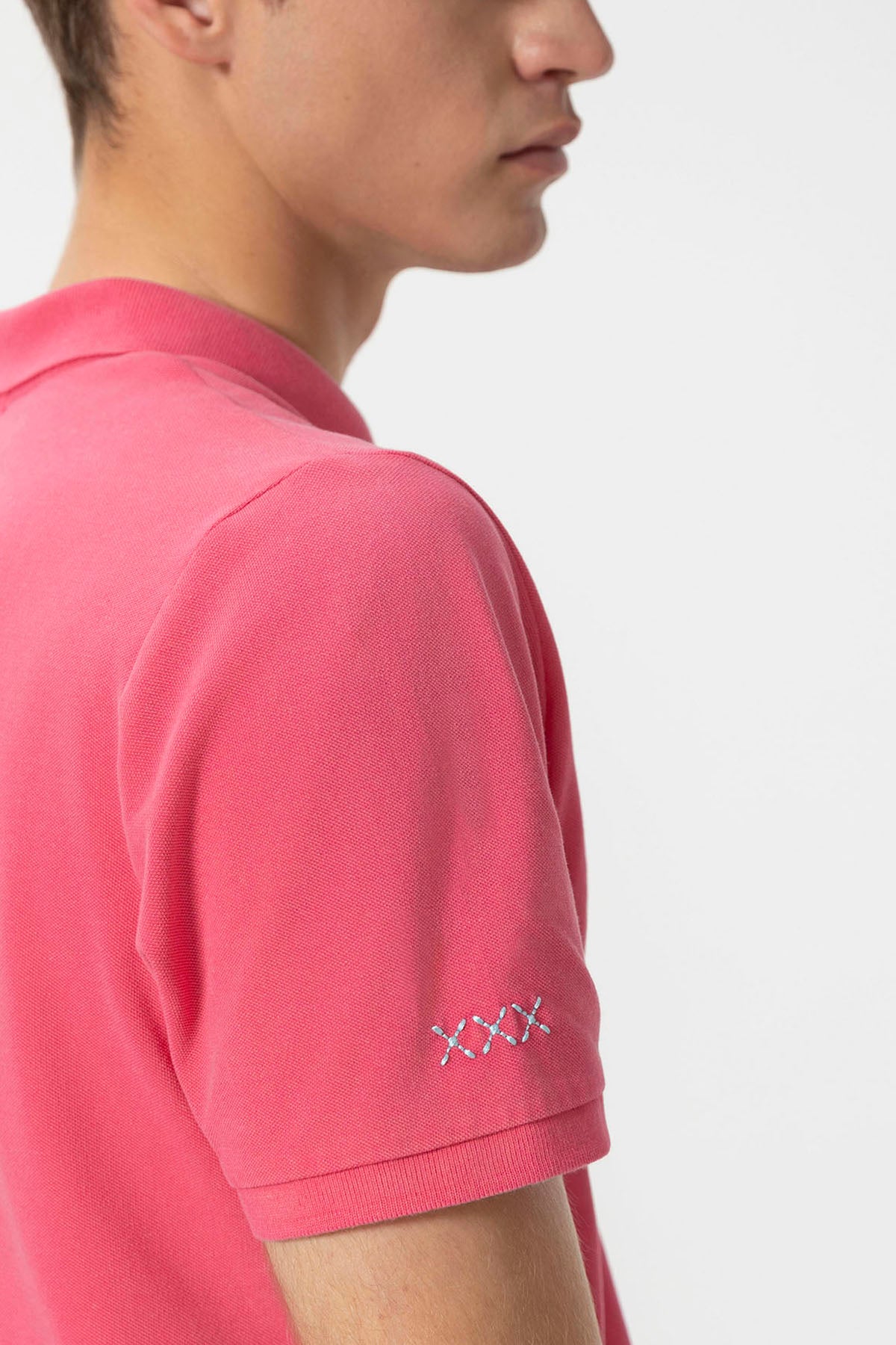 POLO LAVADO BORDADOS A CONTRASTE ROSA CHICLE