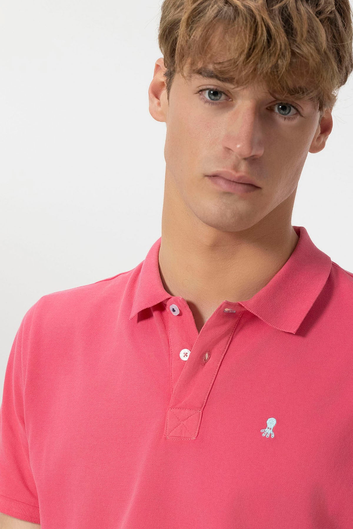 POLO LAVADO BORDADOS A CONTRASTE ROSA CHICLE