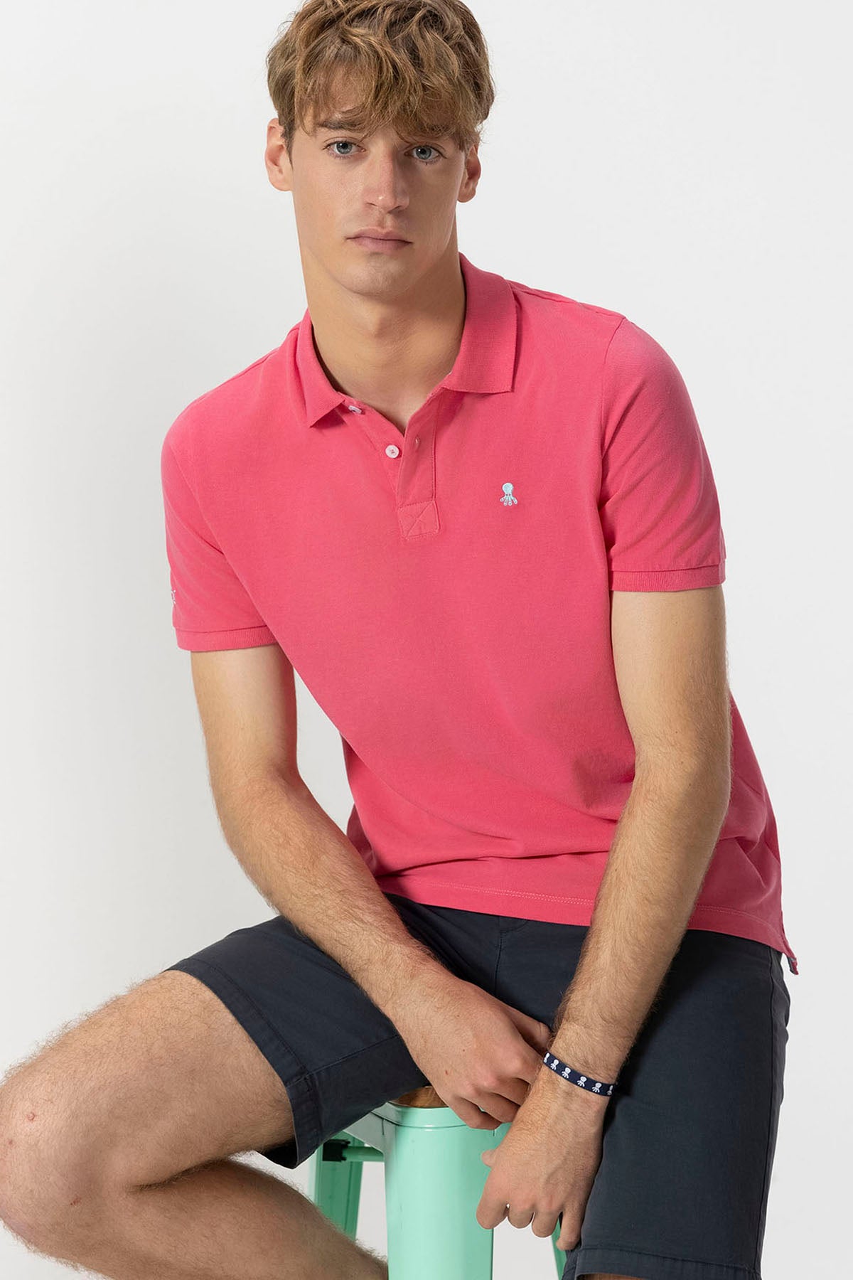 POLO LAVADO BORDADOS A CONTRASTE ROSA CHICLE