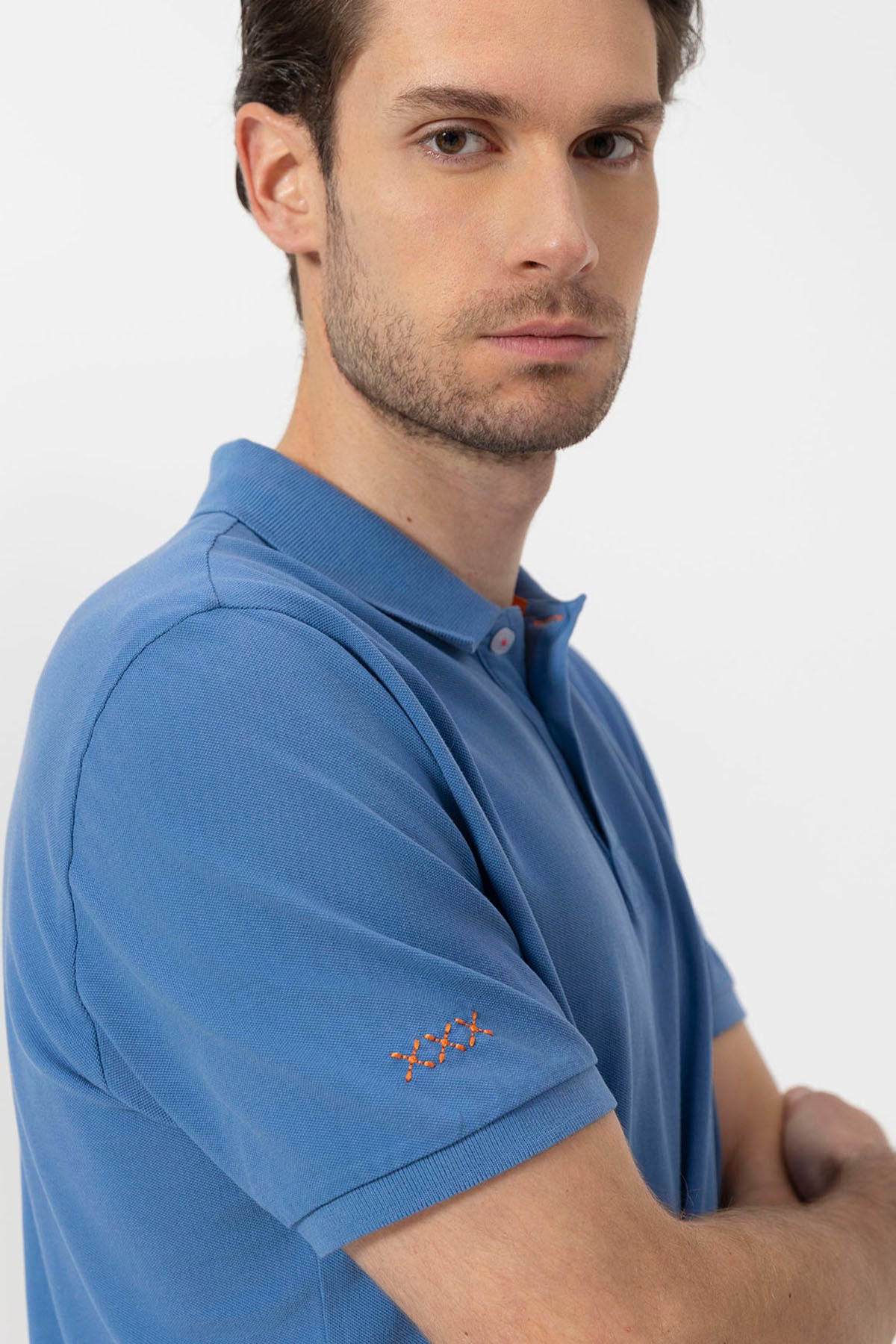 CAMISA POLO LAVADA COM BORDADO EM CONTRASTE ÍNDIGO