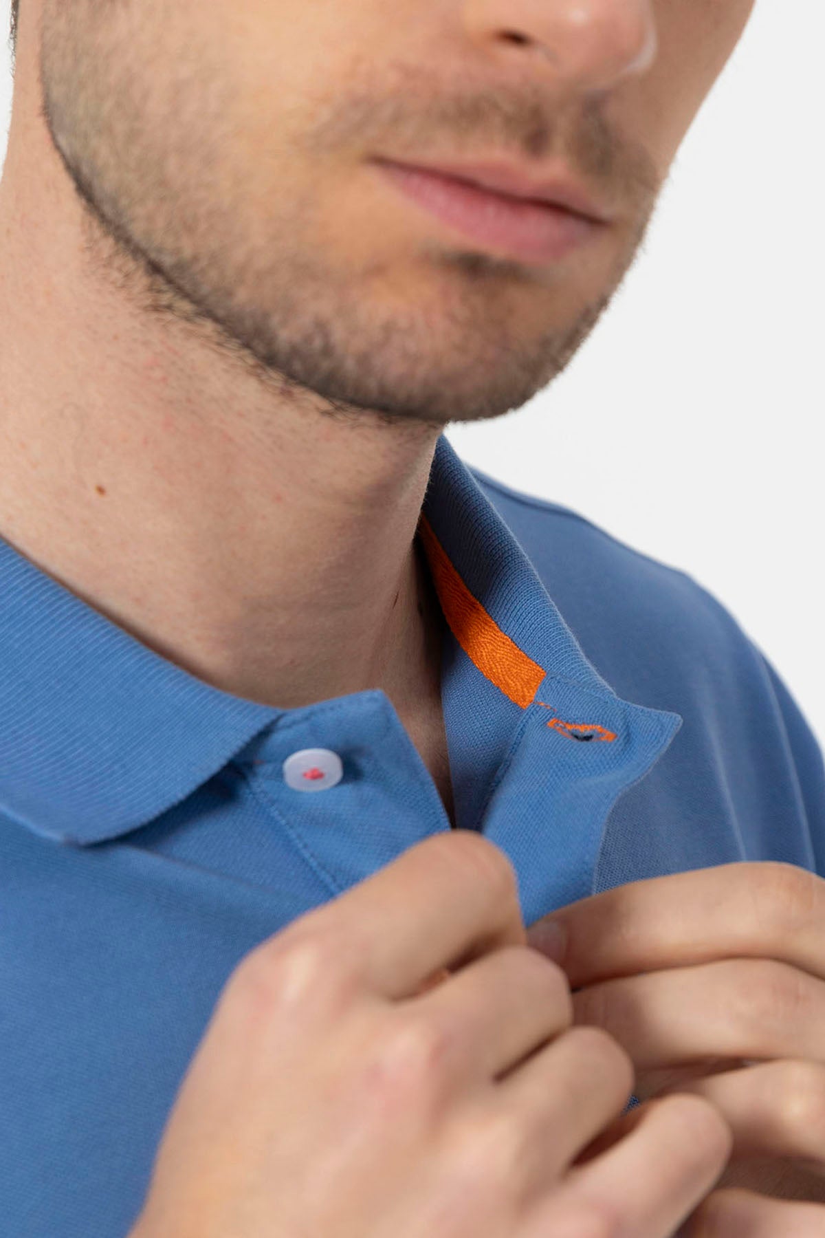 CAMISA POLO LAVADA COM BORDADO EM CONTRASTE ÍNDIGO
