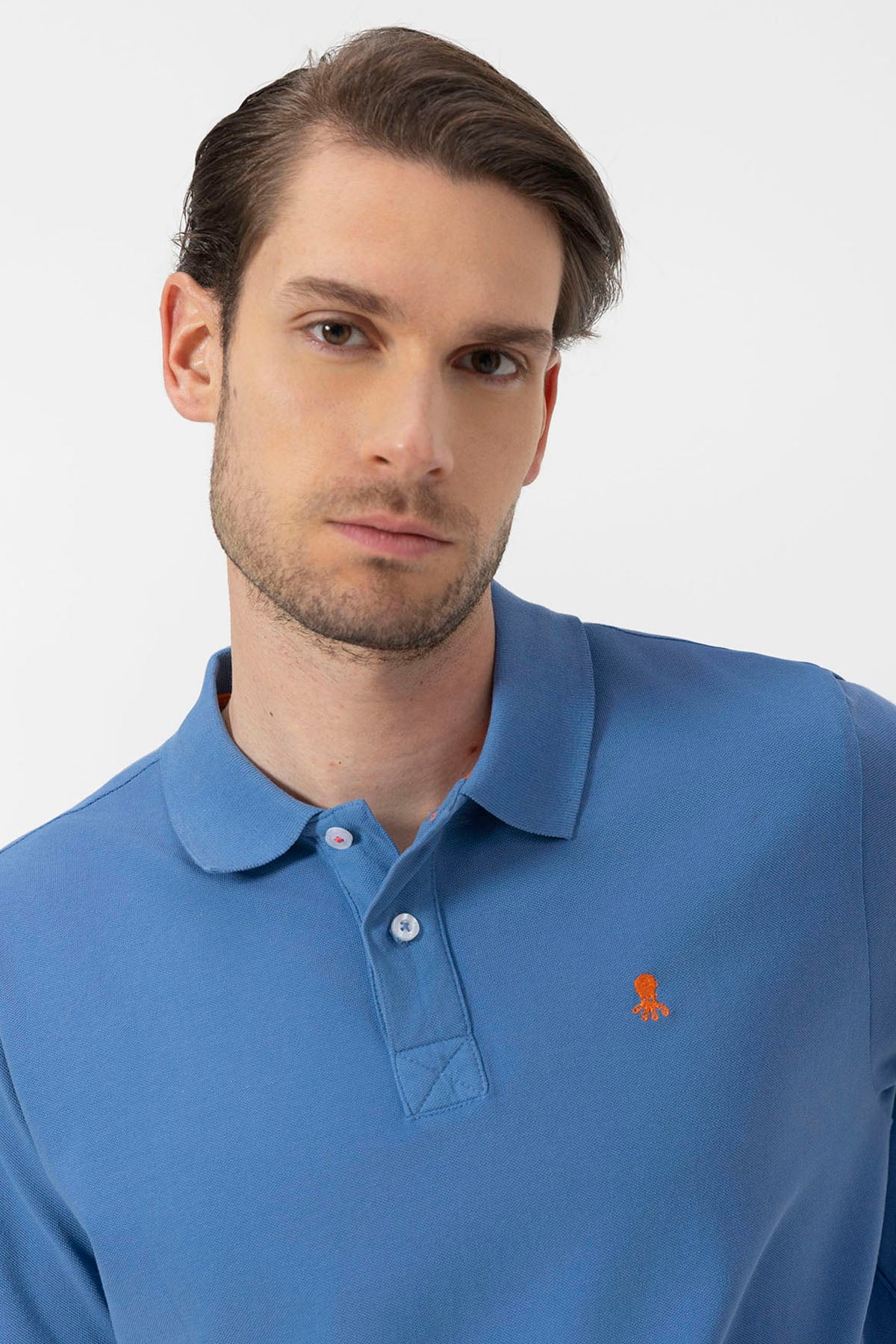 CAMISA POLO LAVADA COM BORDADO EM CONTRASTE ÍNDIGO