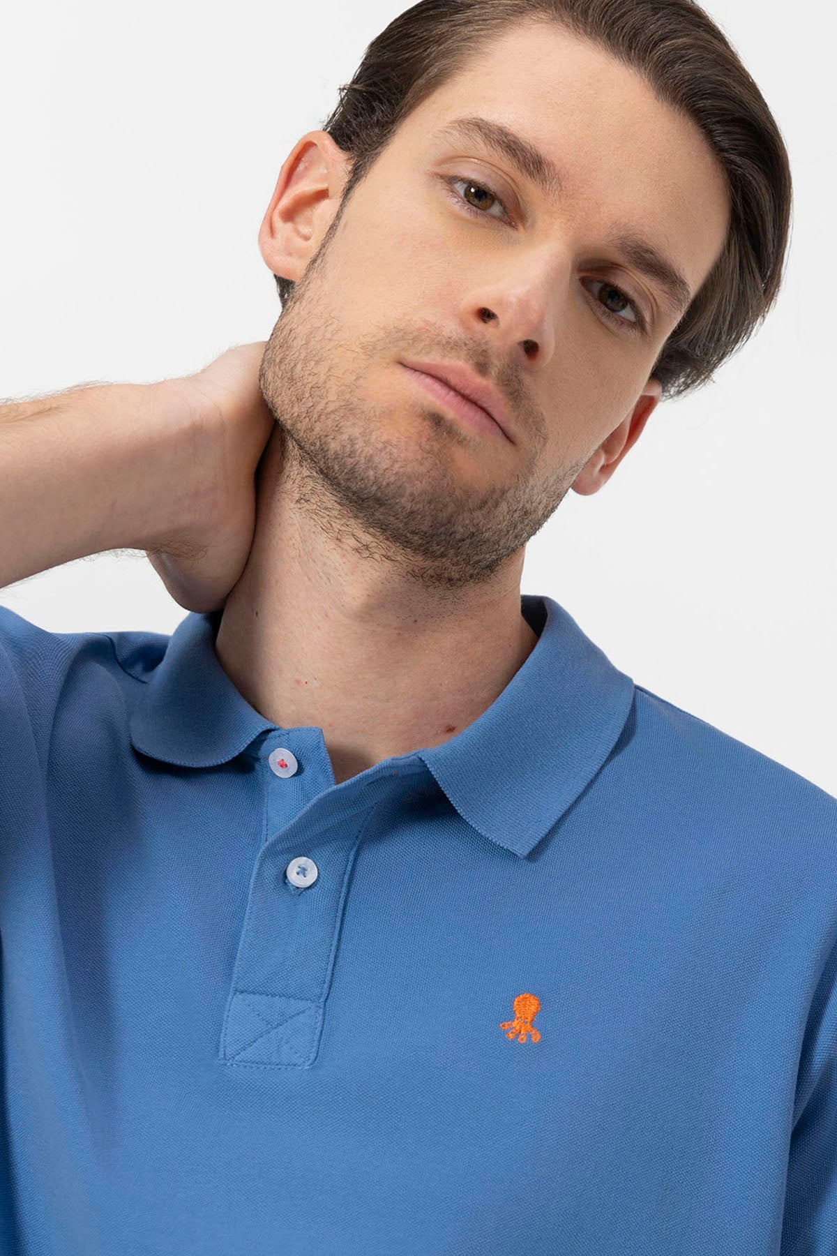 CAMISA POLO LAVADA COM BORDADO EM CONTRASTE ÍNDIGO