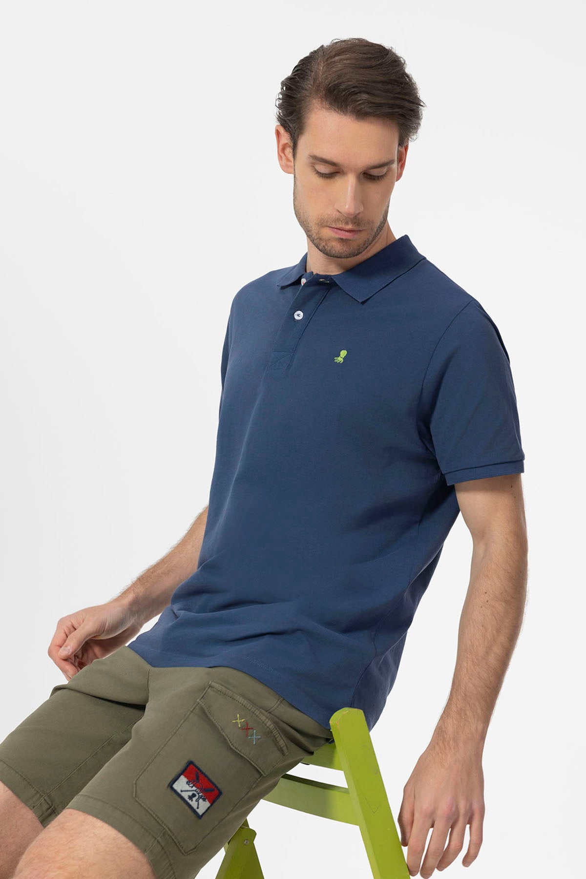 POLO LAVADO BORDADOS A CONTRASTE AZUL MARINO DELAVÉ