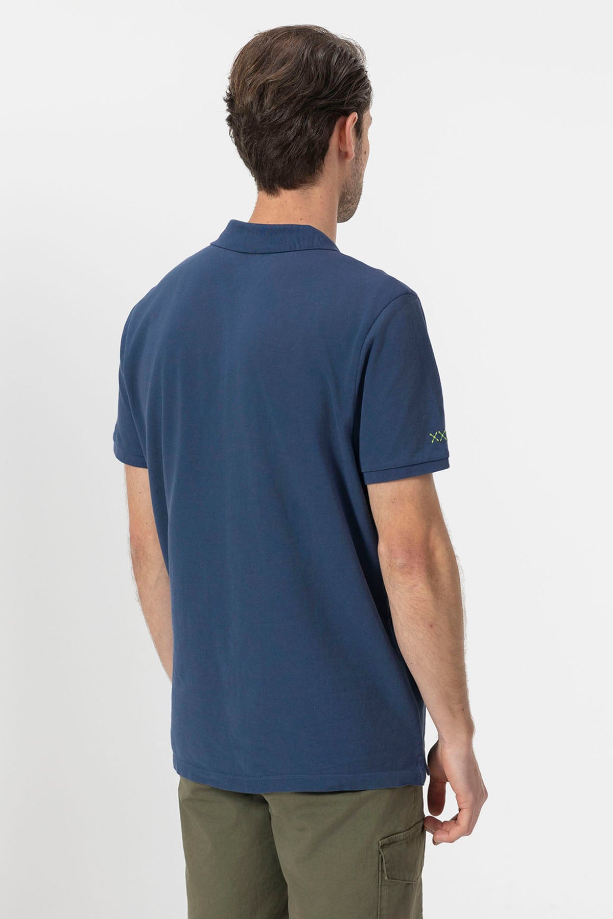 POLO LAVADO BORDADOS A CONTRASTE AZUL MARINO DELAVÉ