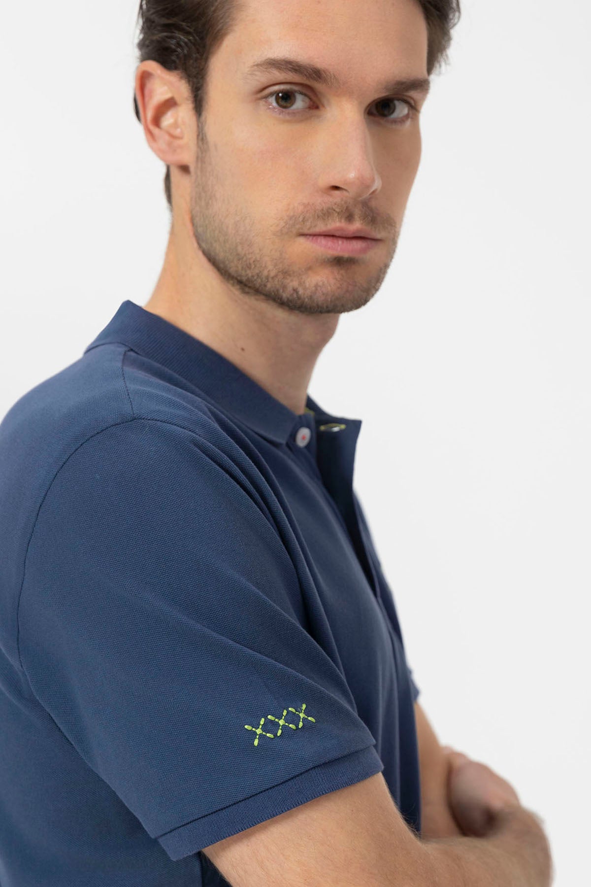 POLO LAVADO BORDADOS A CONTRASTE AZUL MARINO DELAVÉ