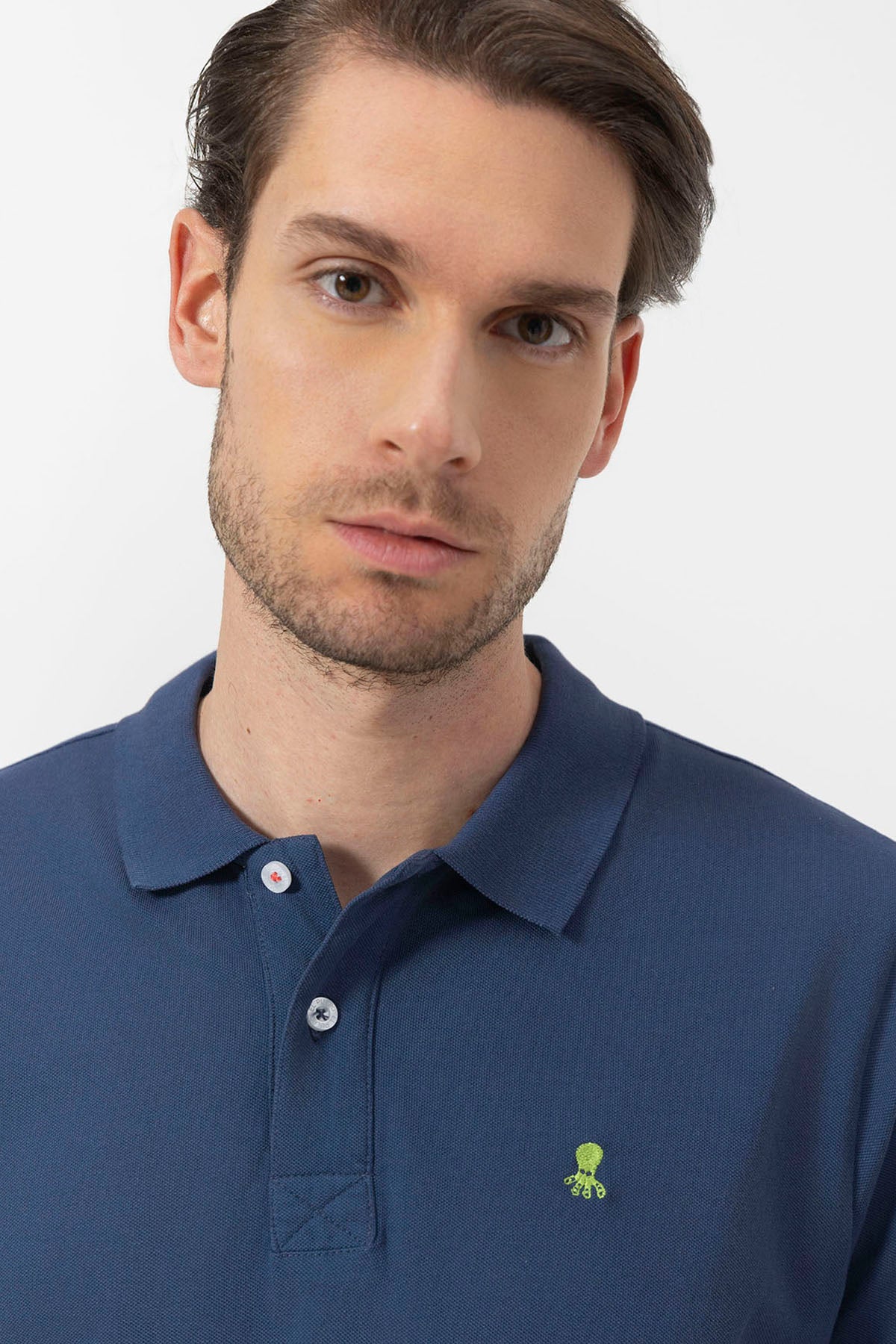 POLO LAVADO BORDADOS A CONTRASTE AZUL MARINO DELAVÉ