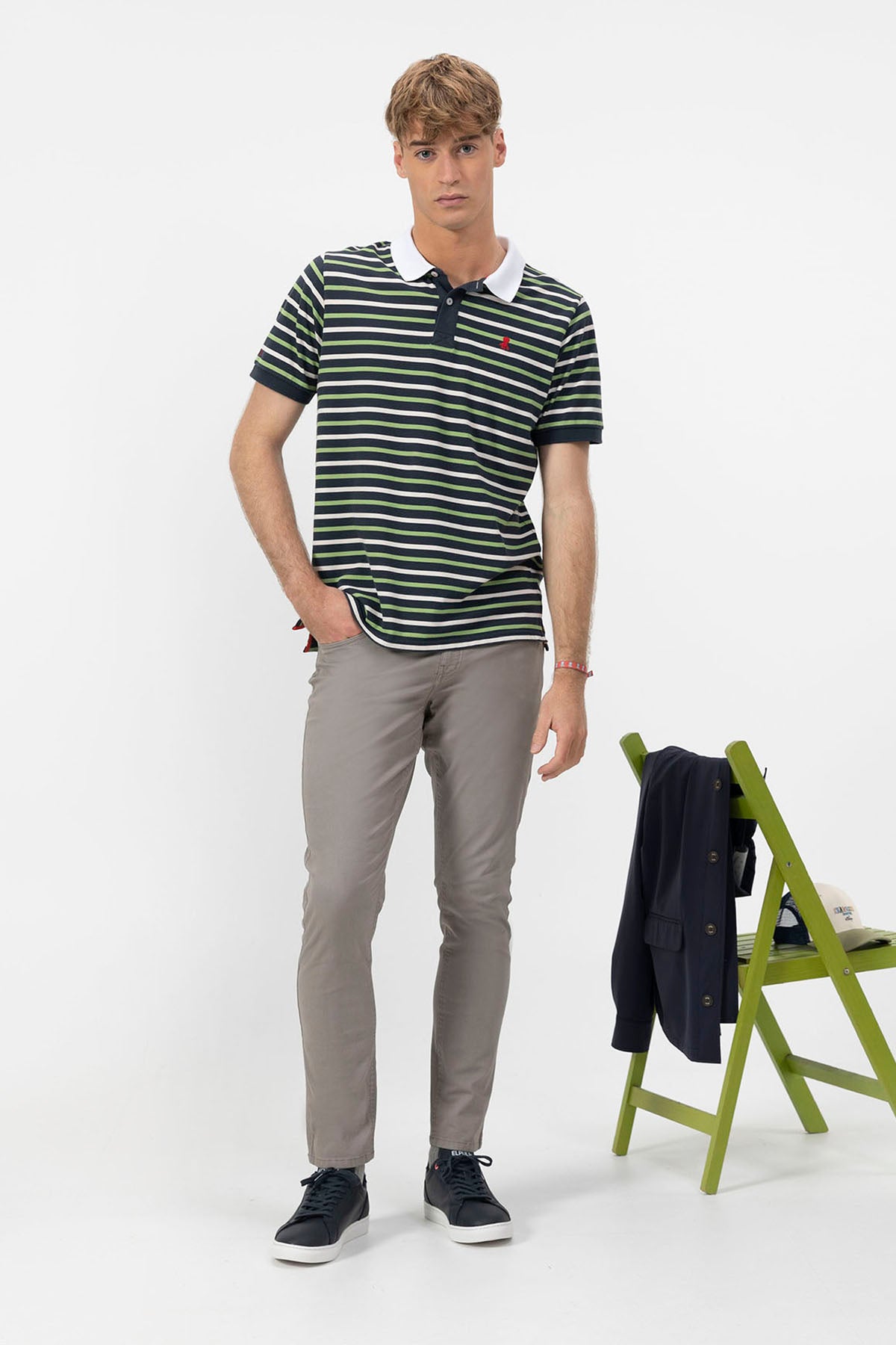 Polo listrado bordado com polvo azul marinho