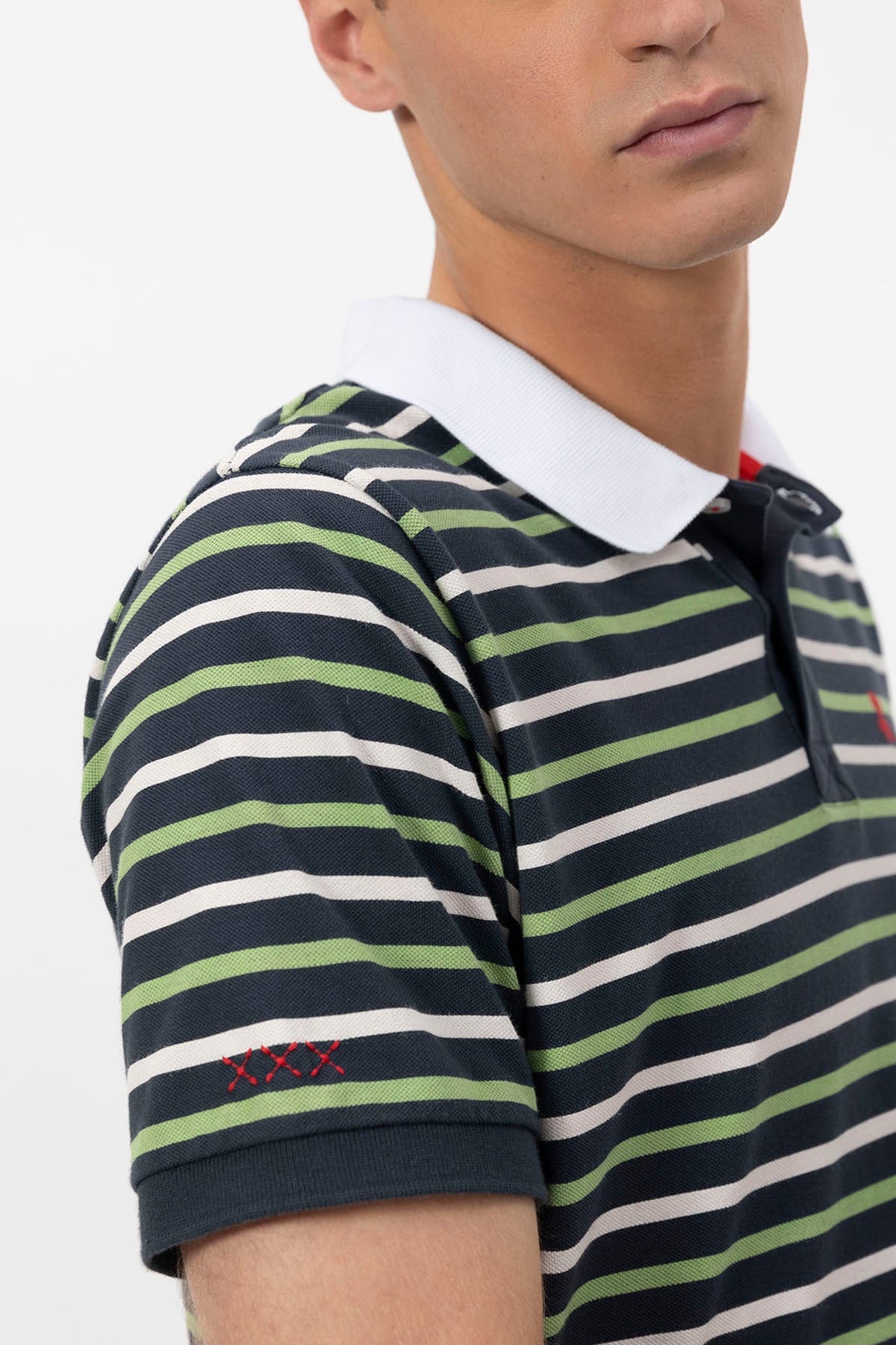 Polo listrado bordado com polvo azul marinho
