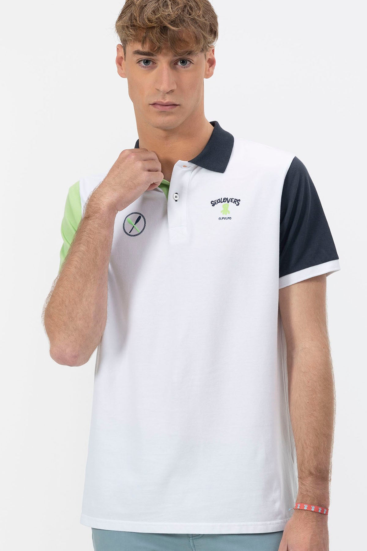 CAMISA POLO COM ESTAMPA COLOR BLOCK EM BRANCO PURO