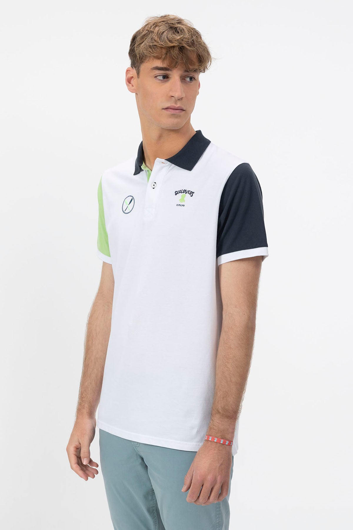 CAMISA POLO COM ESTAMPA COLOR BLOCK EM BRANCO PURO