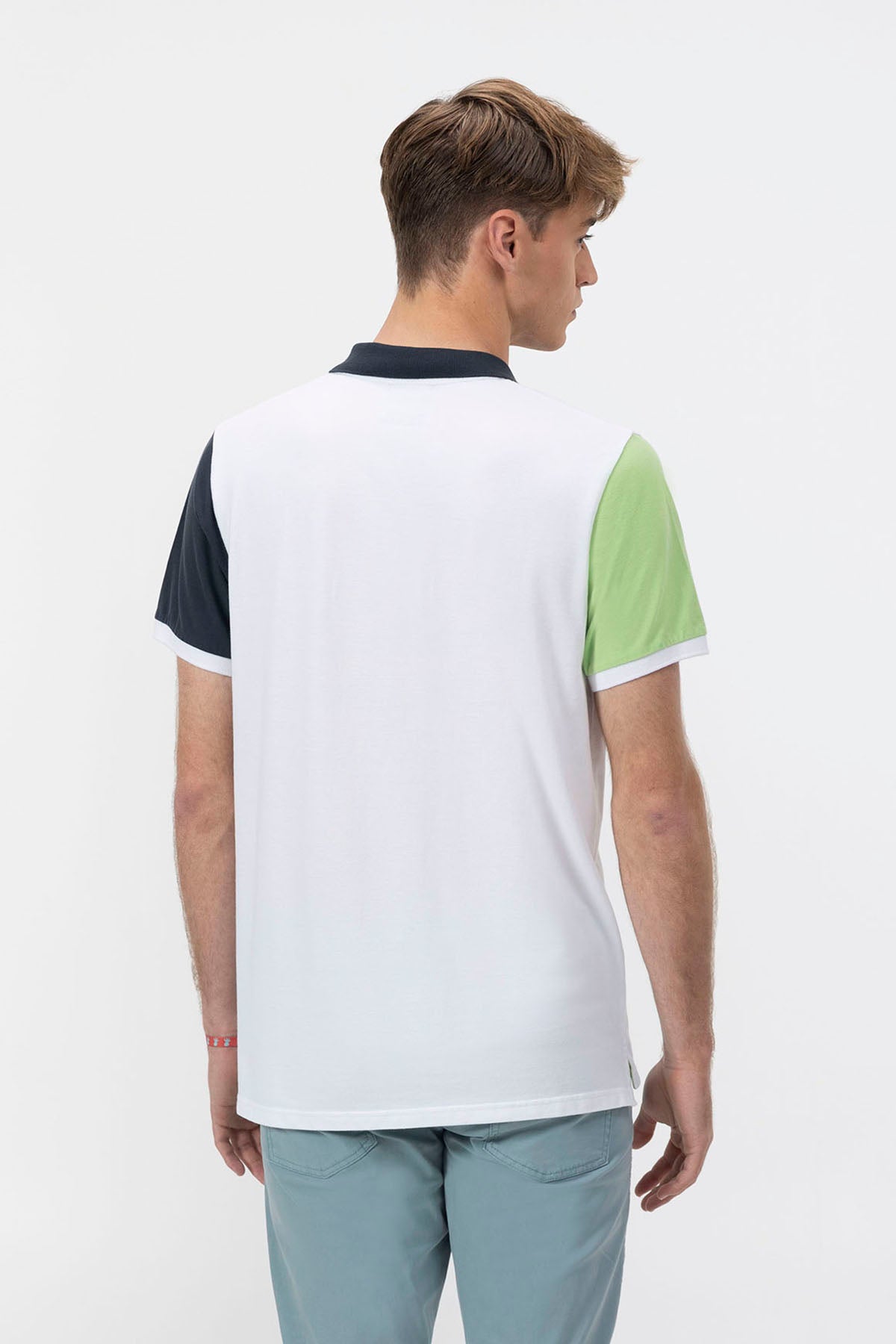 CAMISA POLO COM ESTAMPA COLOR BLOCK EM BRANCO PURO