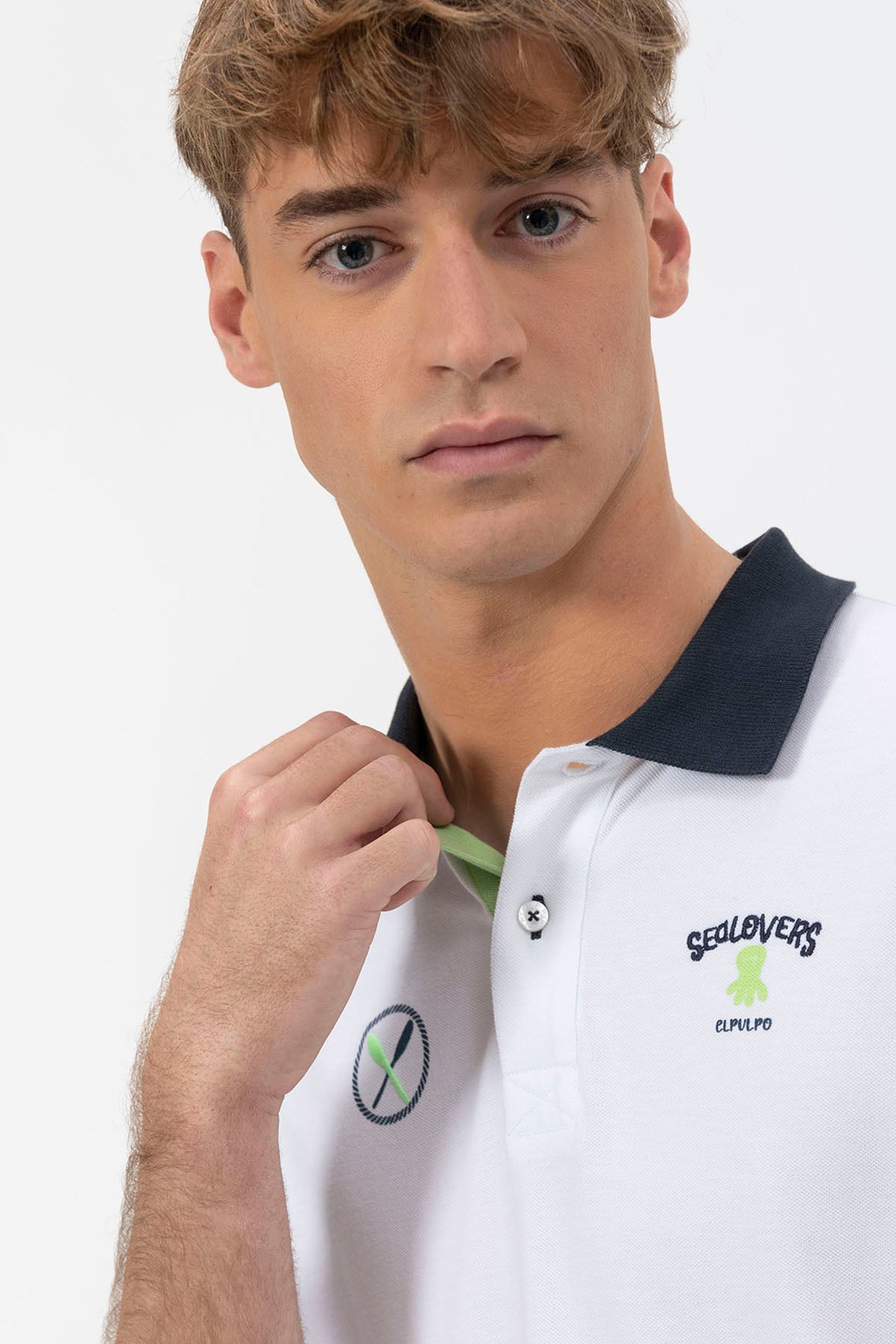 CAMISA POLO COM ESTAMPA COLOR BLOCK EM BRANCO PURO