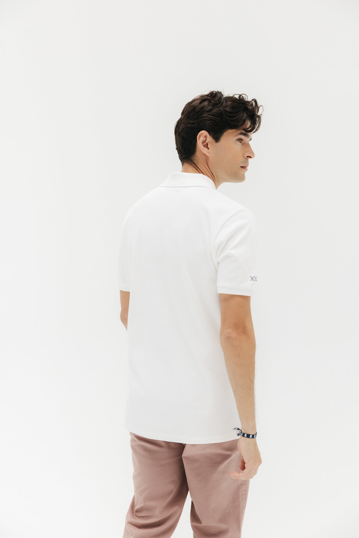Polo lavado bordado a contraste blanco puro
