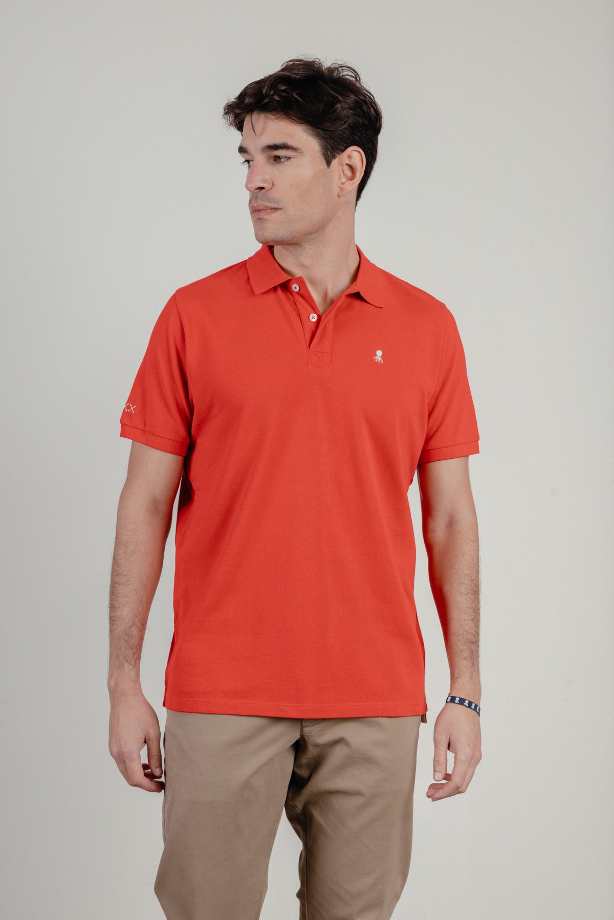 Polo lavado bordado a contraste rojo