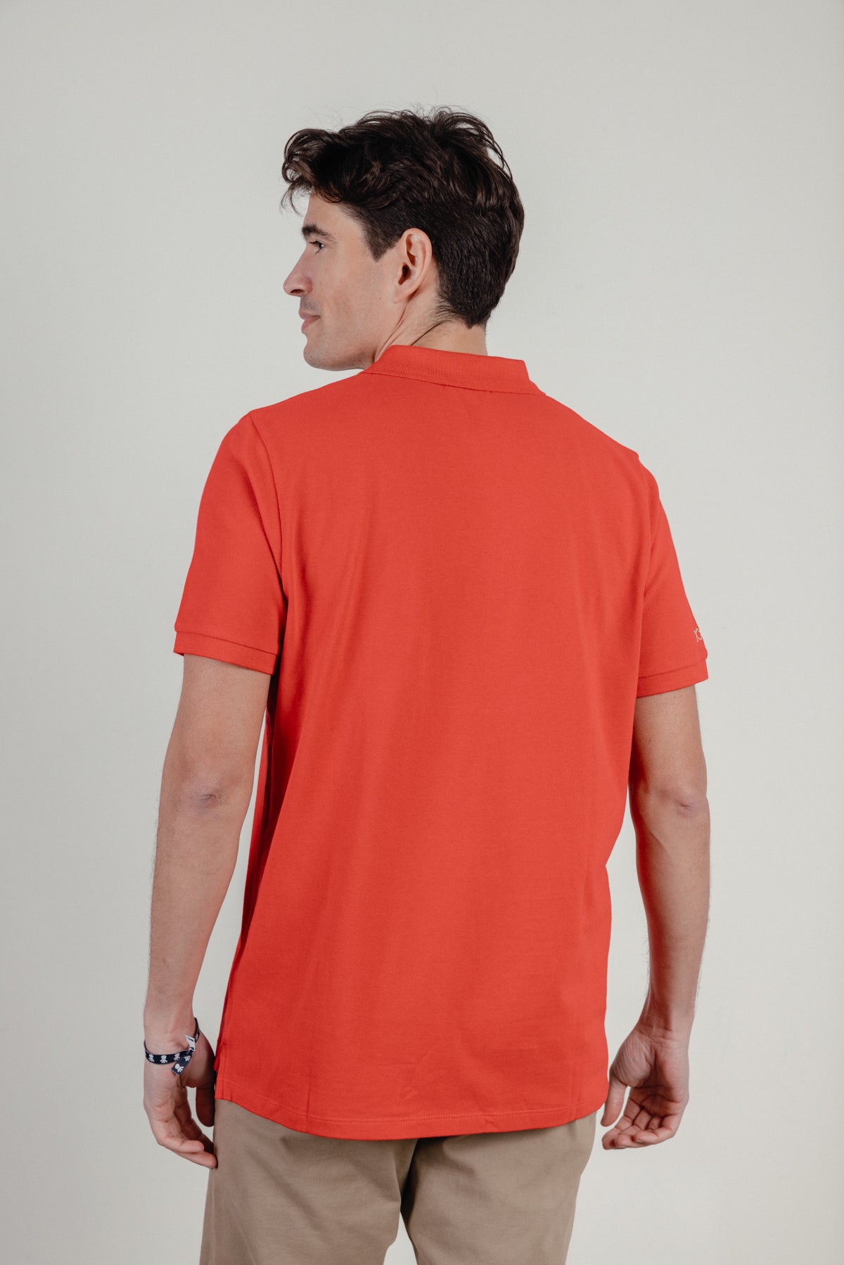 Polo lavado bordado a contraste rojo