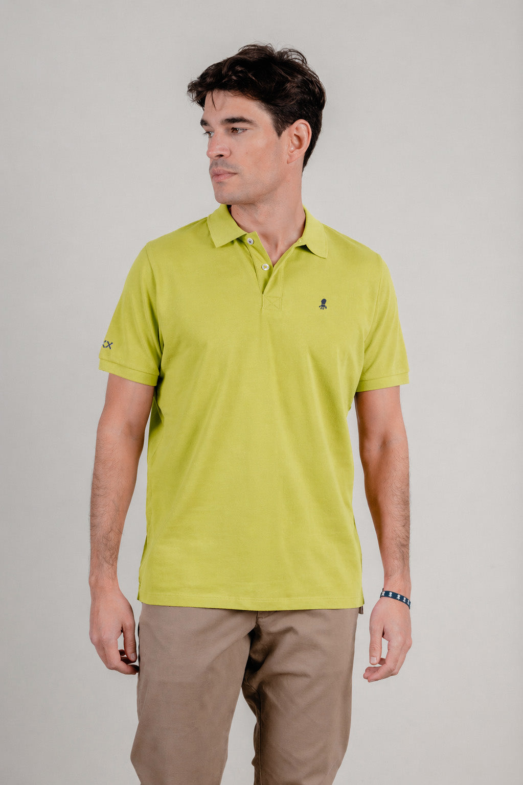Polo lavado bordado a contraste verde lima