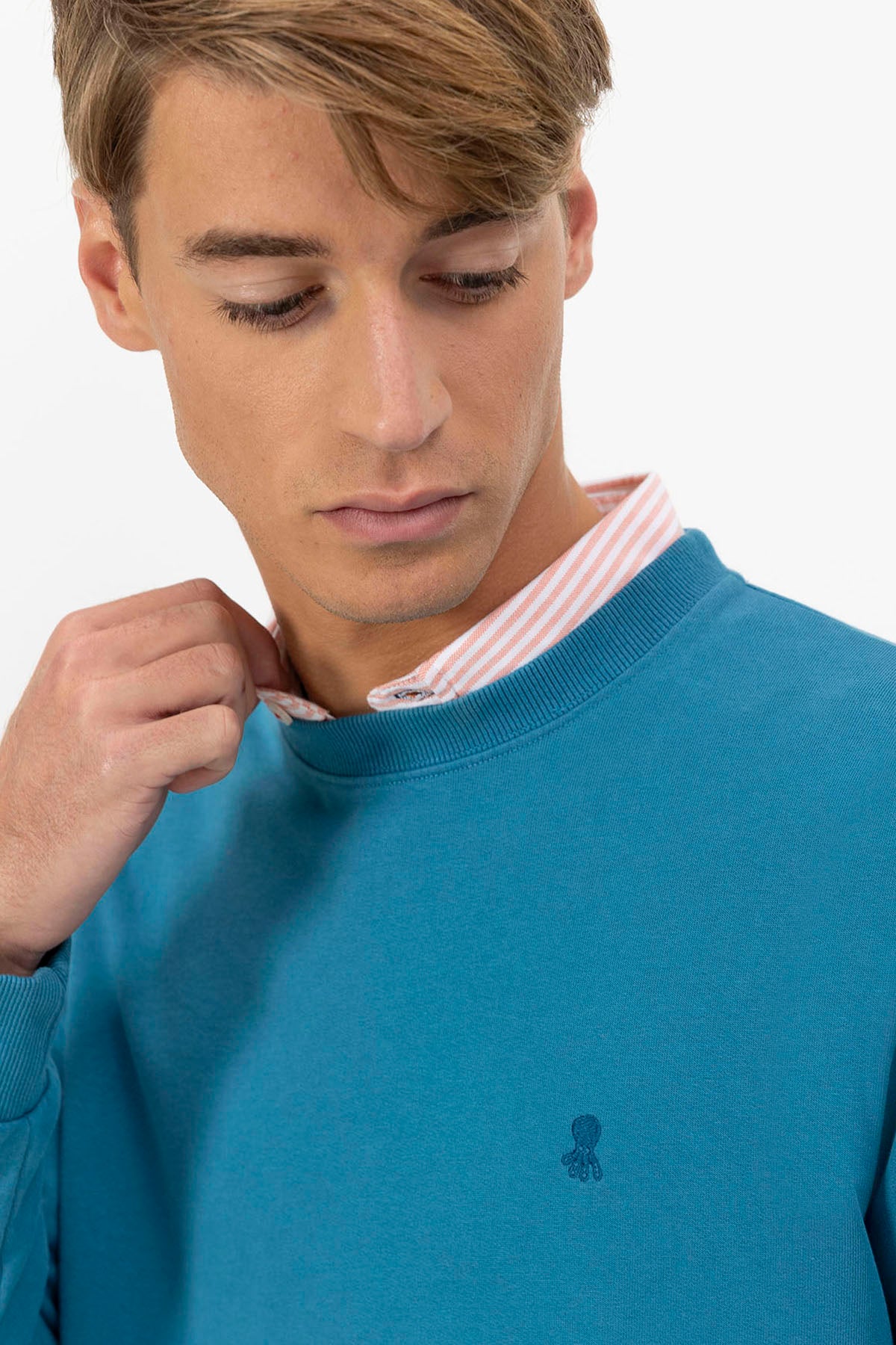 SUDADERA BORDADO A TONO ELPULPO AZUL ZAFIRO