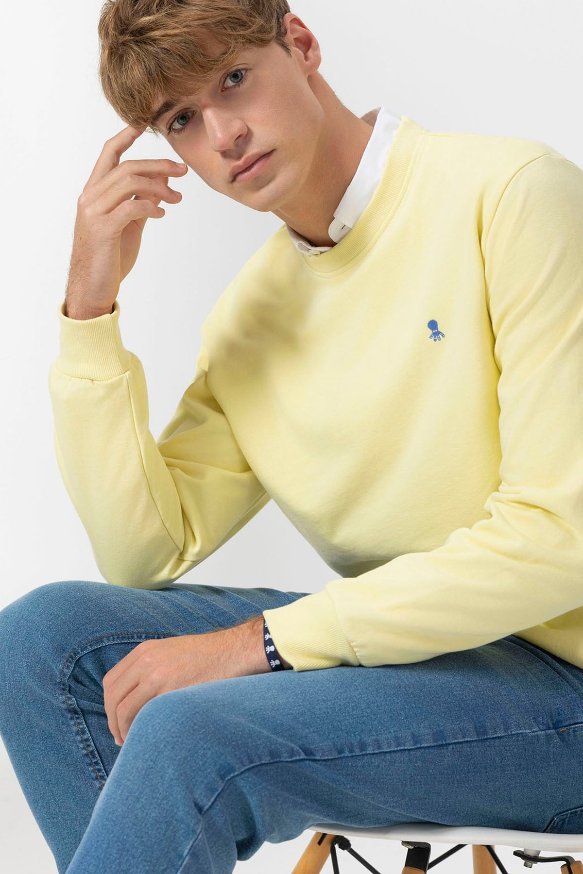 SWEATSHIRT BÁSICO COM BORDADO CONTRASTANTE EM AMARELO LIMÃO