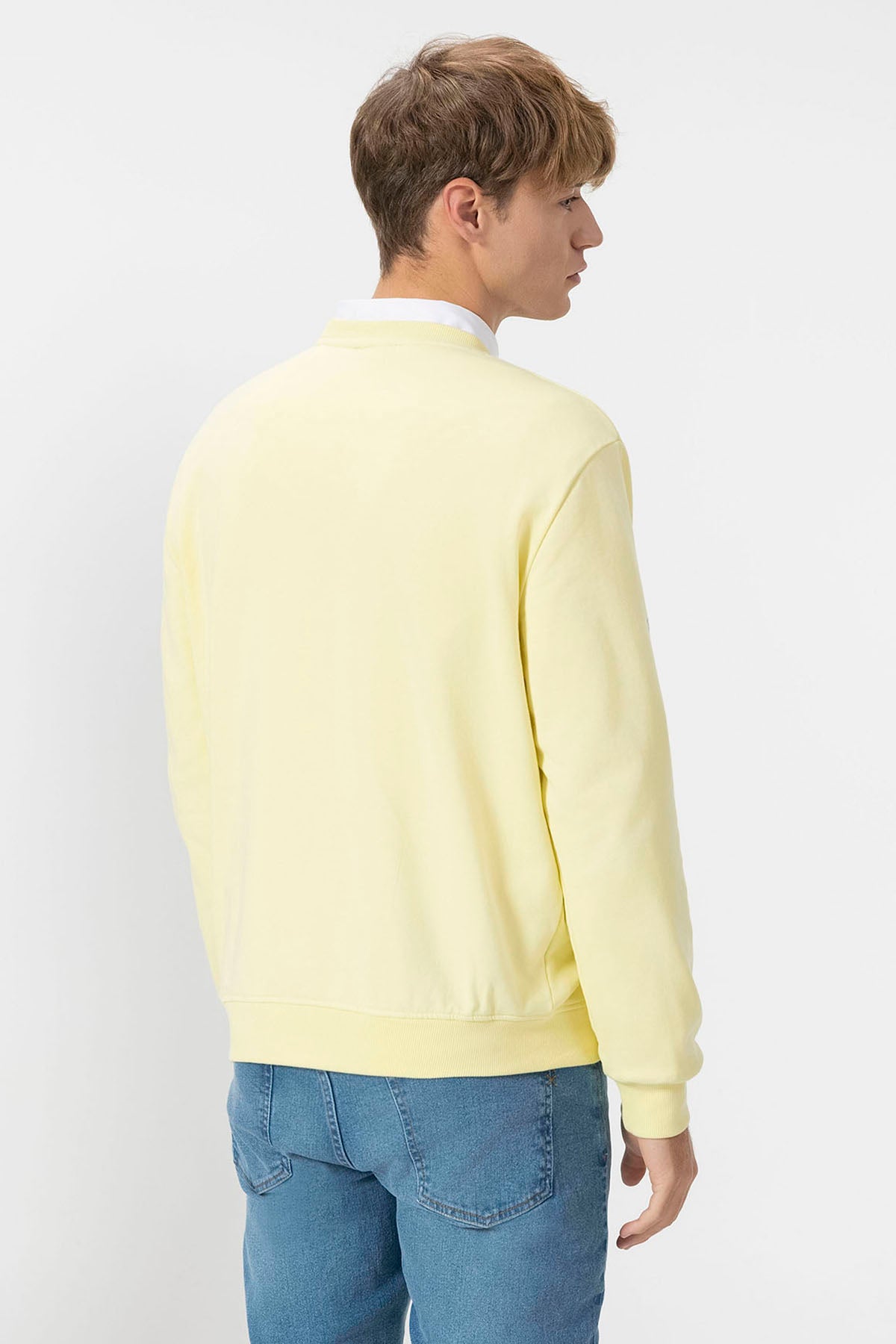 SWEATSHIRT BÁSICO COM BORDADO CONTRASTANTE EM AMARELO LIMÃO