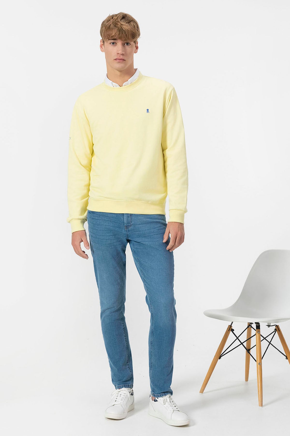 SWEATSHIRT BÁSICO COM BORDADO CONTRASTANTE EM AMARELO LIMÃO