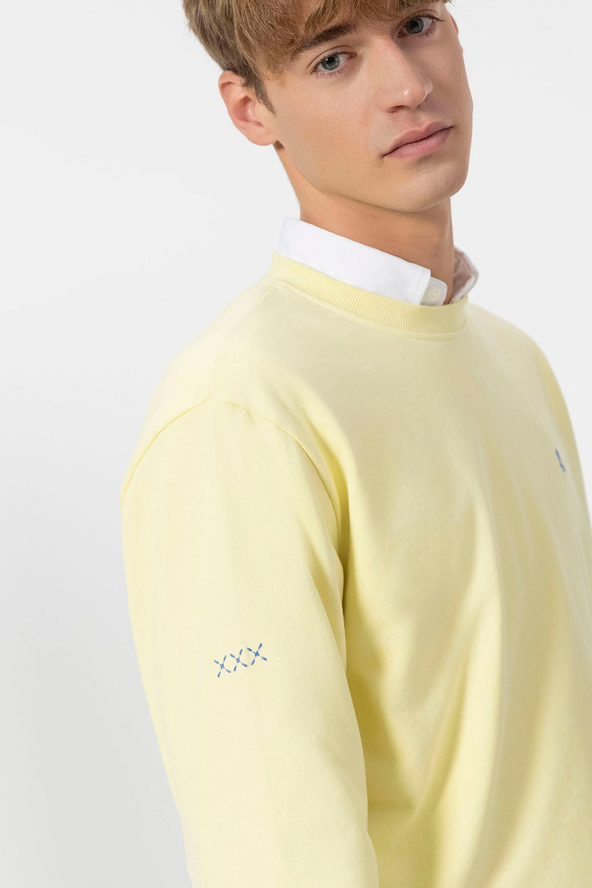 SWEATSHIRT BÁSICO COM BORDADO CONTRASTANTE EM AMARELO LIMÃO