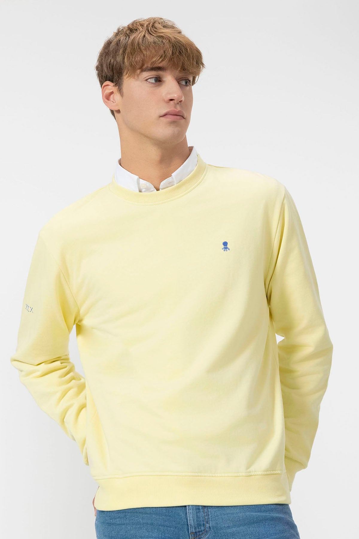 SWEATSHIRT BÁSICO COM BORDADO CONTRASTANTE EM AMARELO LIMÃO