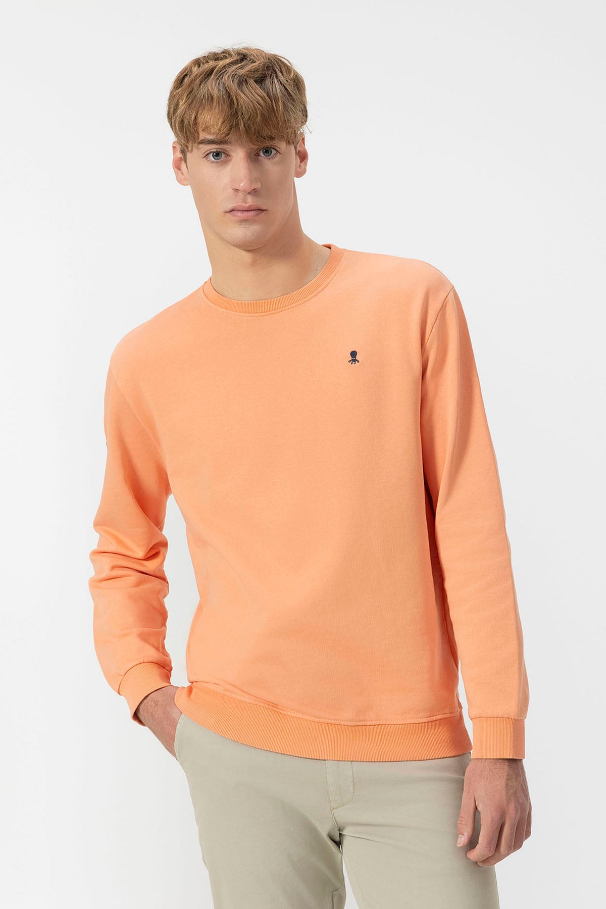 SWEATSHIRT BÁSICO COM BORDADO DE PÊSSEGO CONTRASTANTE