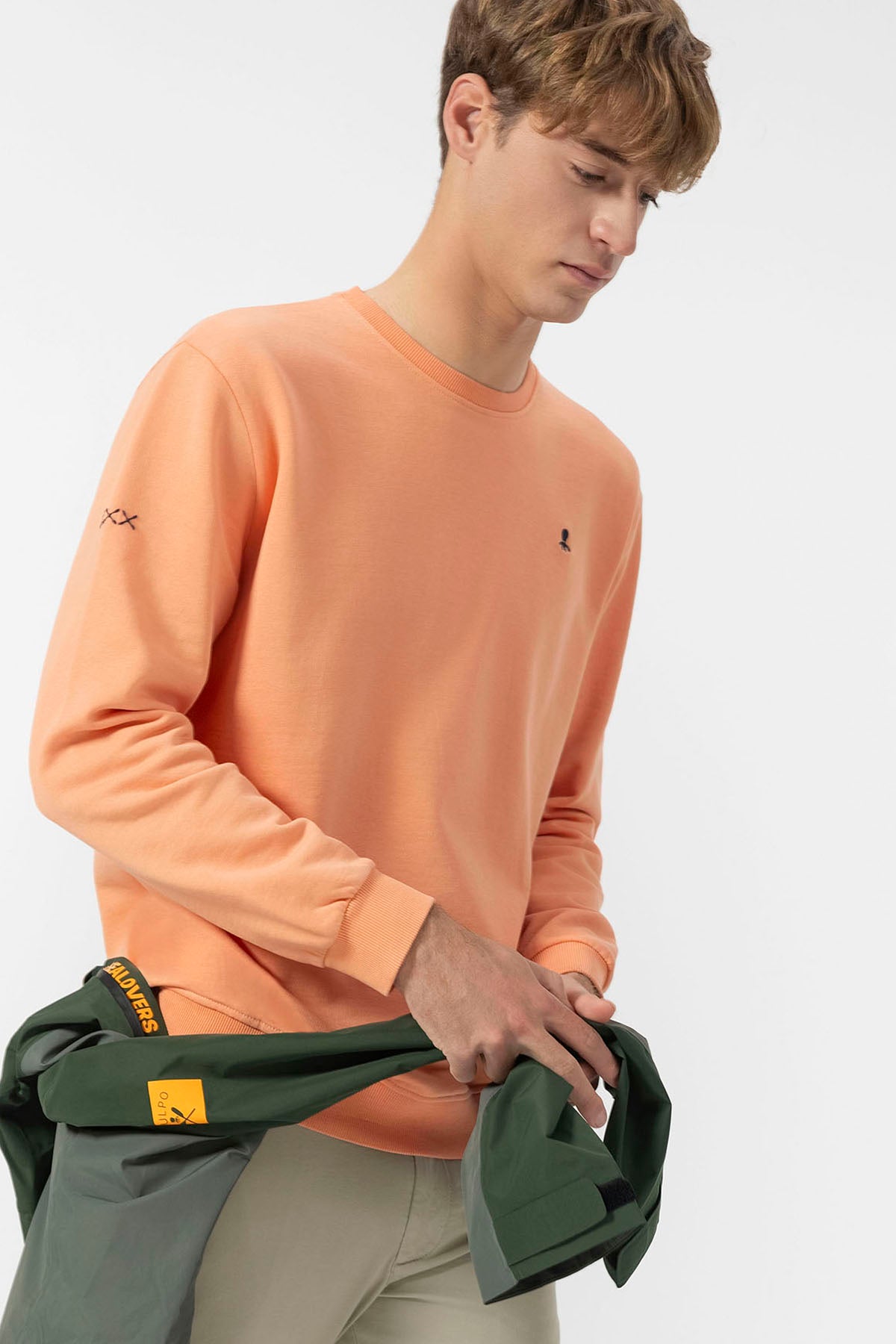 SWEATSHIRT BÁSICO COM BORDADO DE PÊSSEGO CONTRASTANTE