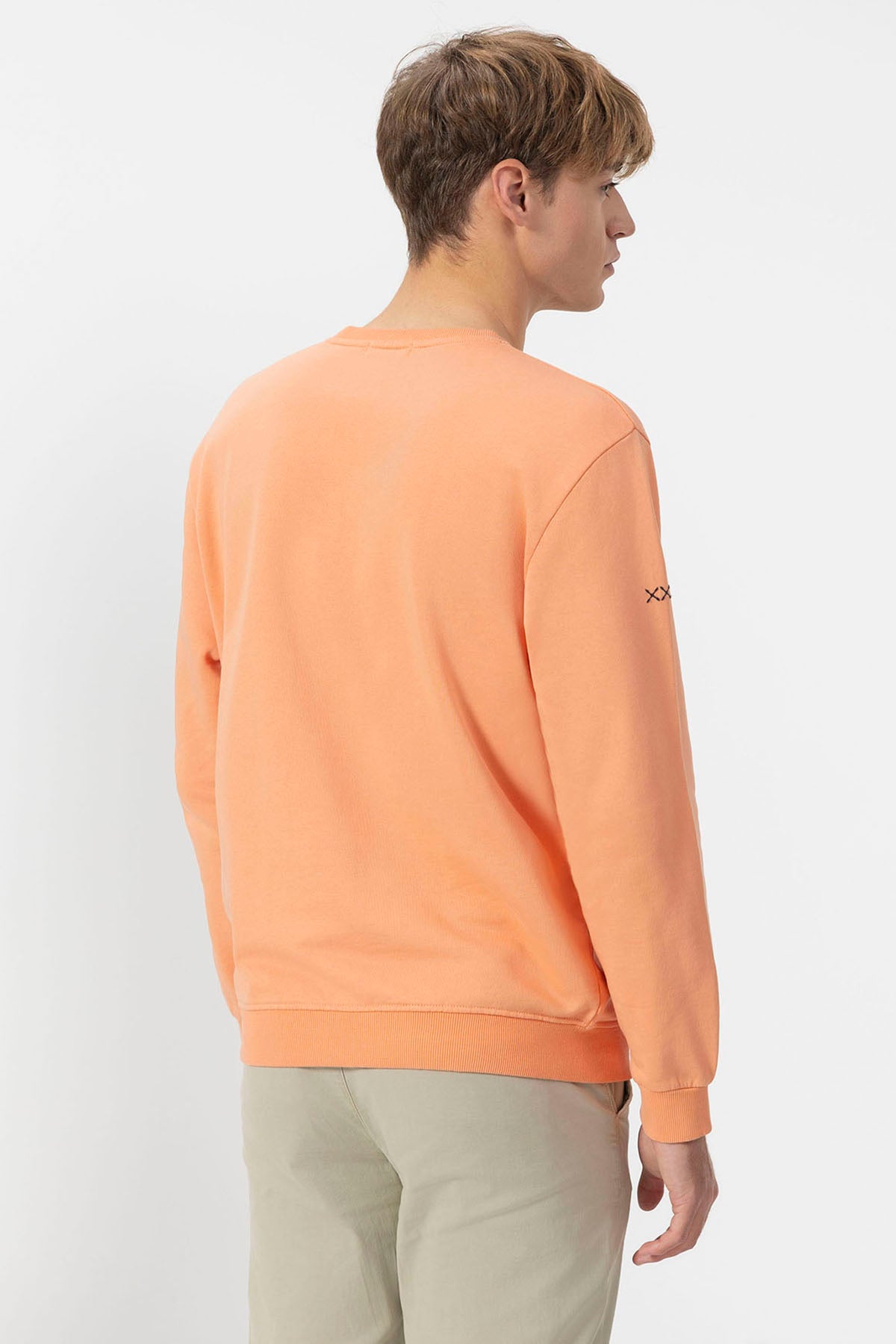 SWEATSHIRT BÁSICO COM BORDADO DE PÊSSEGO CONTRASTANTE