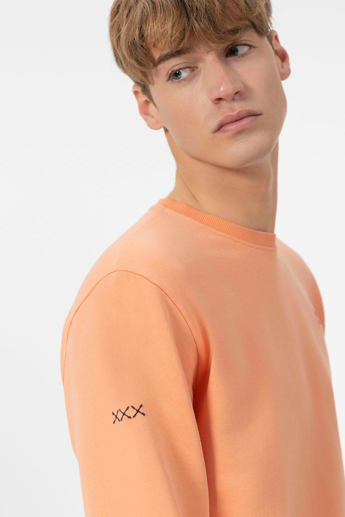 SWEATSHIRT BÁSICO COM BORDADO DE PÊSSEGO CONTRASTANTE
