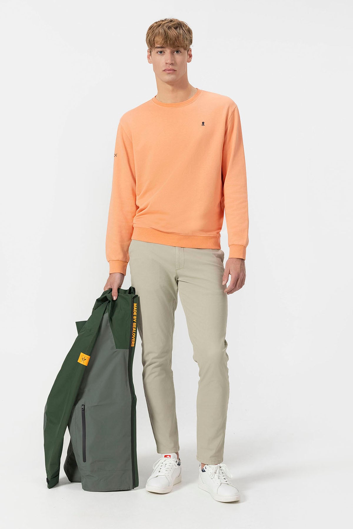 SWEATSHIRT BÁSICO COM BORDADO DE PÊSSEGO CONTRASTANTE