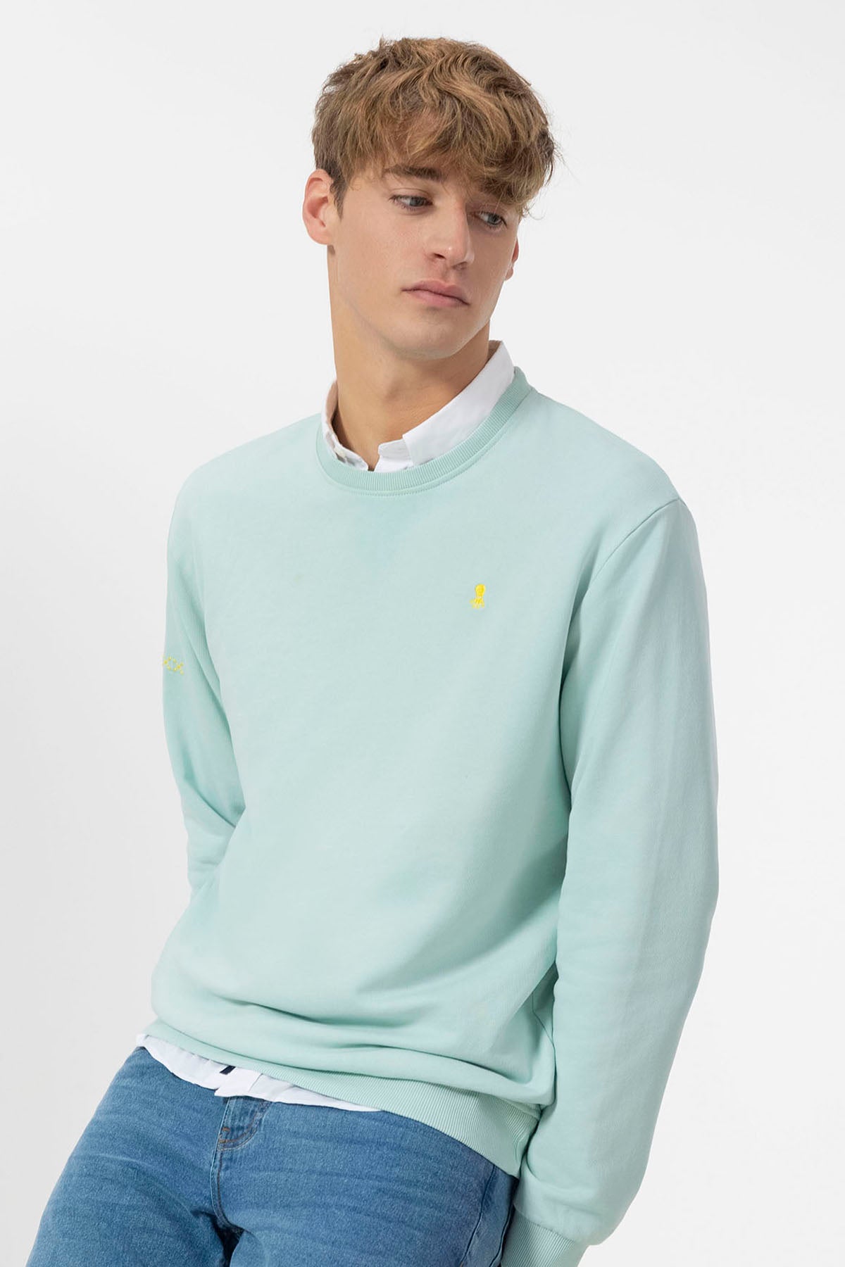 SWEATSHIRT BÁSICO COM BORDADO CONTRASTANTE EM AZUL TURQUESA