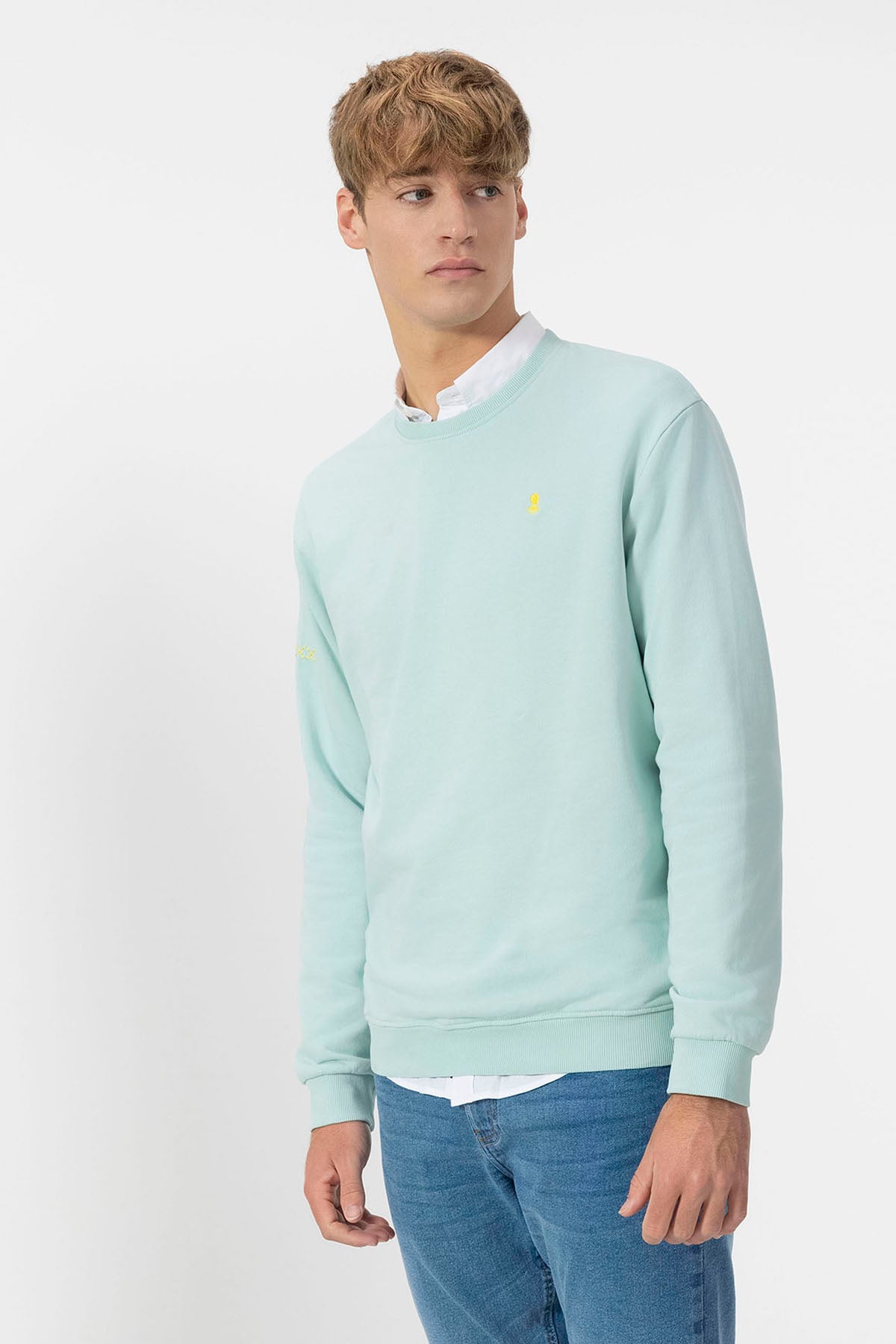 SWEATSHIRT BÁSICO COM BORDADO CONTRASTANTE EM AZUL TURQUESA