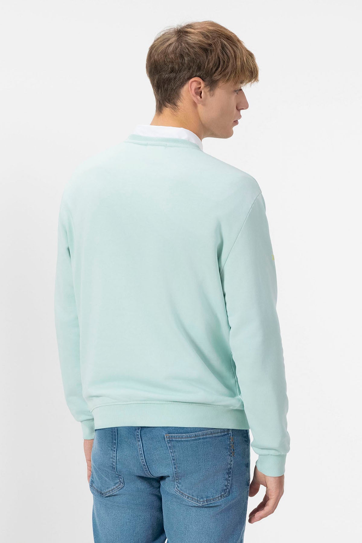 SWEATSHIRT BÁSICO COM BORDADO CONTRASTANTE EM AZUL TURQUESA