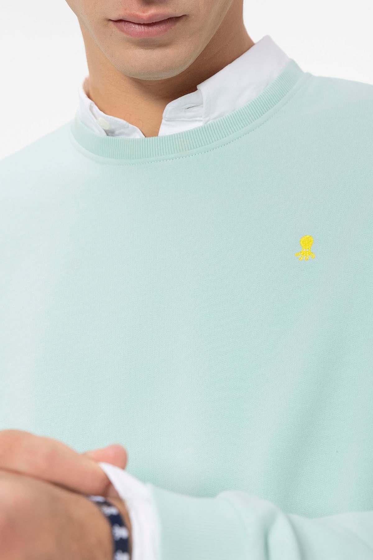 SWEATSHIRT BÁSICO COM BORDADO CONTRASTANTE EM AZUL TURQUESA