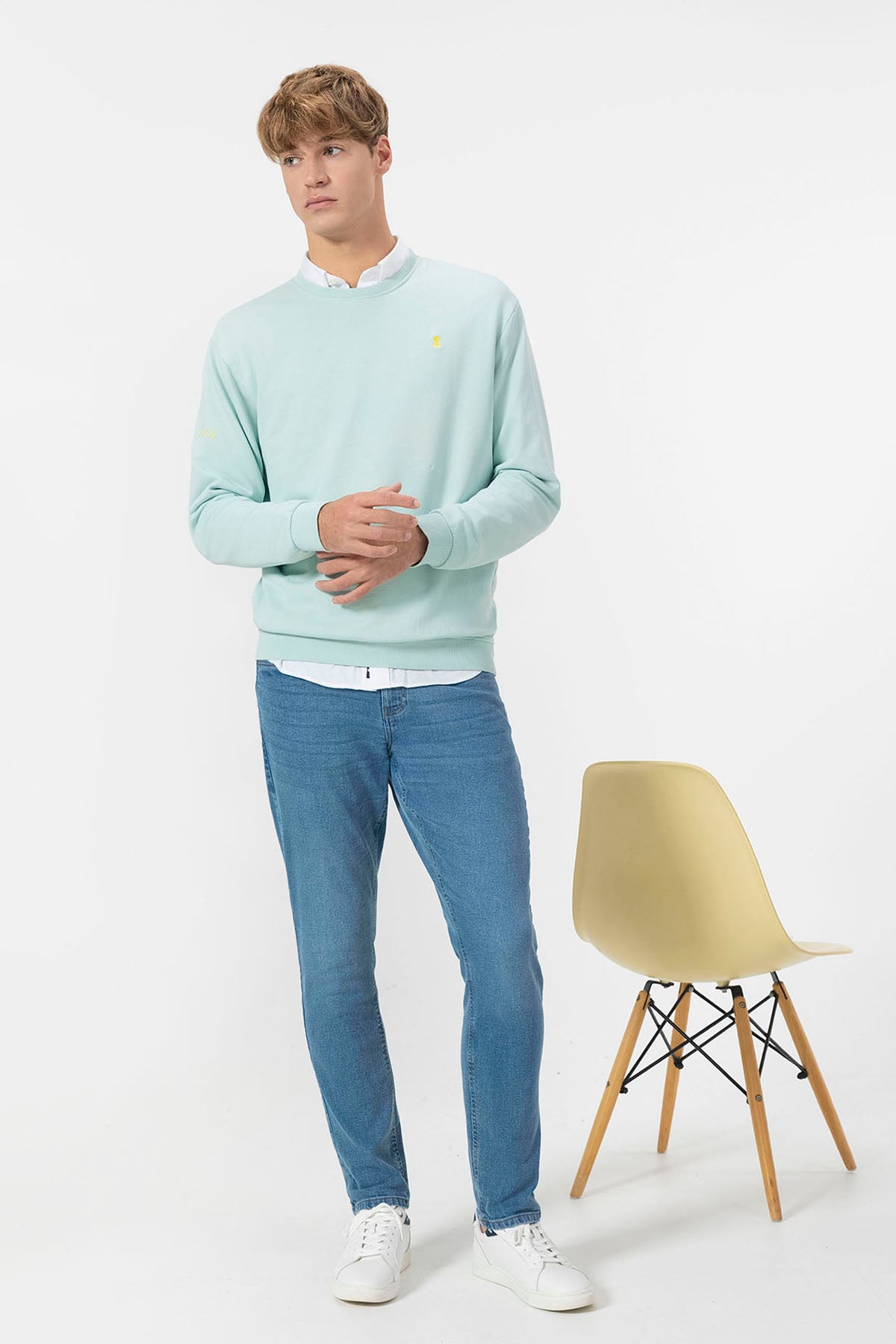 SWEATSHIRT BÁSICO COM BORDADO CONTRASTANTE EM AZUL TURQUESA
