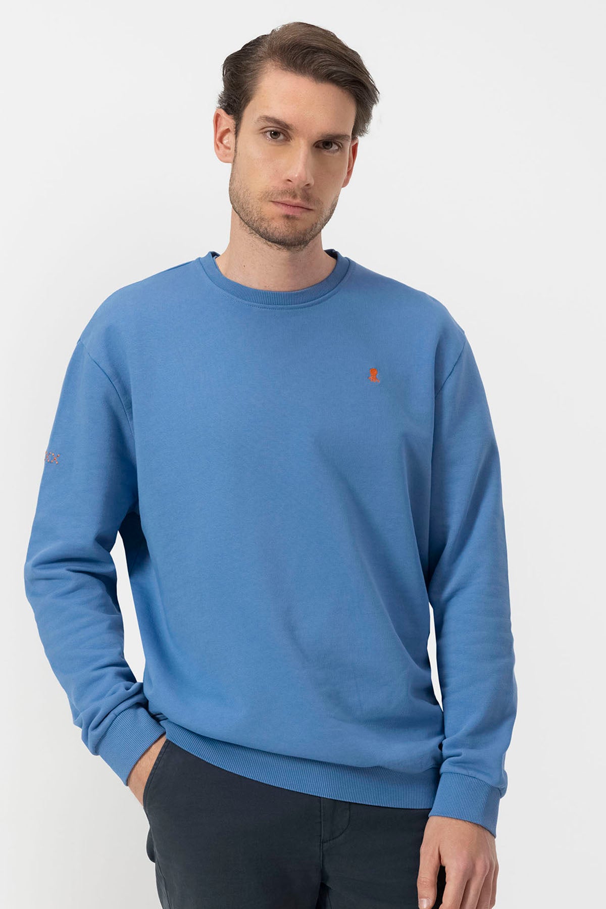 SWEATSHIRT BÁSICO COM BORDADO ÍNDIGO CONTRASTANTE