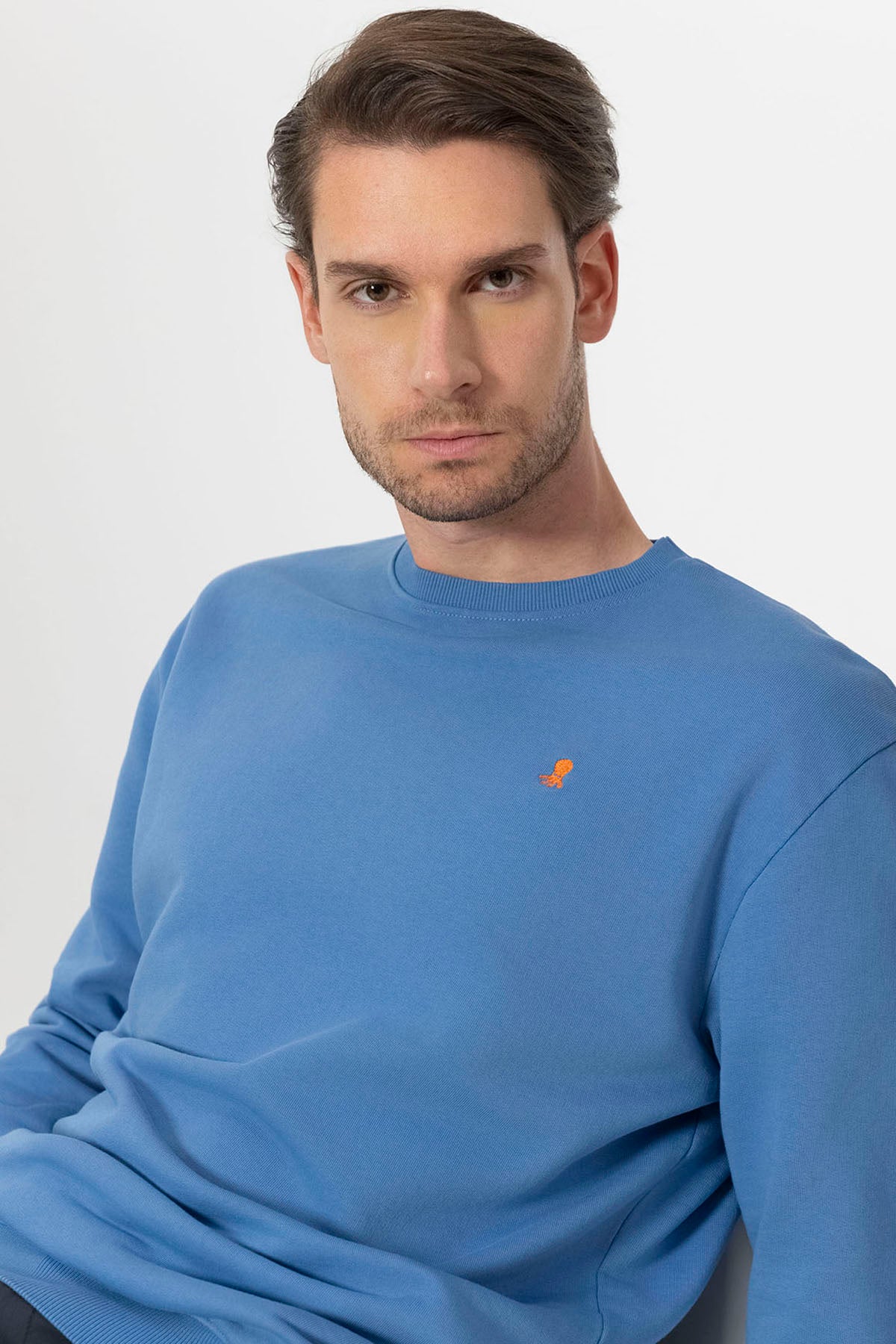 SWEATSHIRT BÁSICO COM BORDADO ÍNDIGO CONTRASTANTE