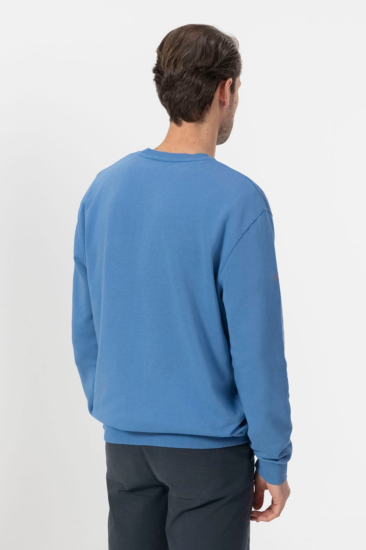 SWEATSHIRT BÁSICO COM BORDADO ÍNDIGO CONTRASTANTE