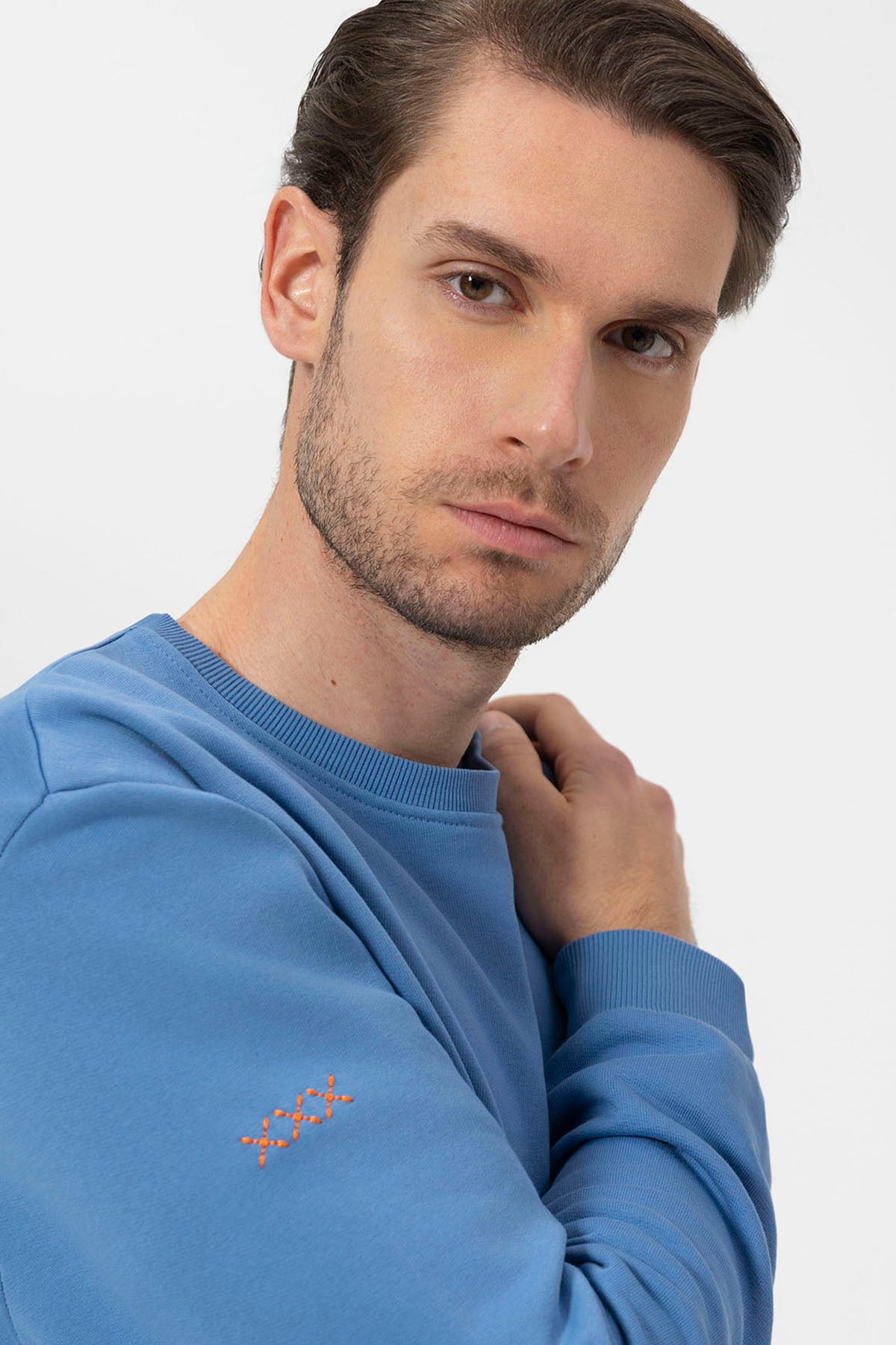 SWEATSHIRT BÁSICO COM BORDADO ÍNDIGO CONTRASTANTE