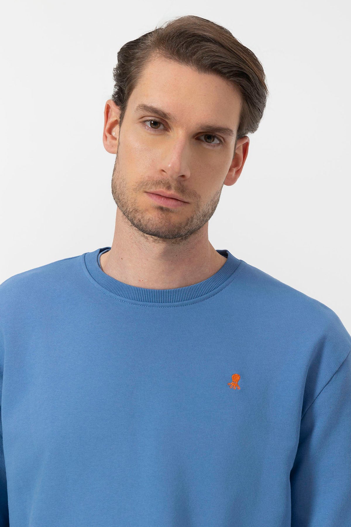 SWEATSHIRT BÁSICO COM BORDADO ÍNDIGO CONTRASTANTE