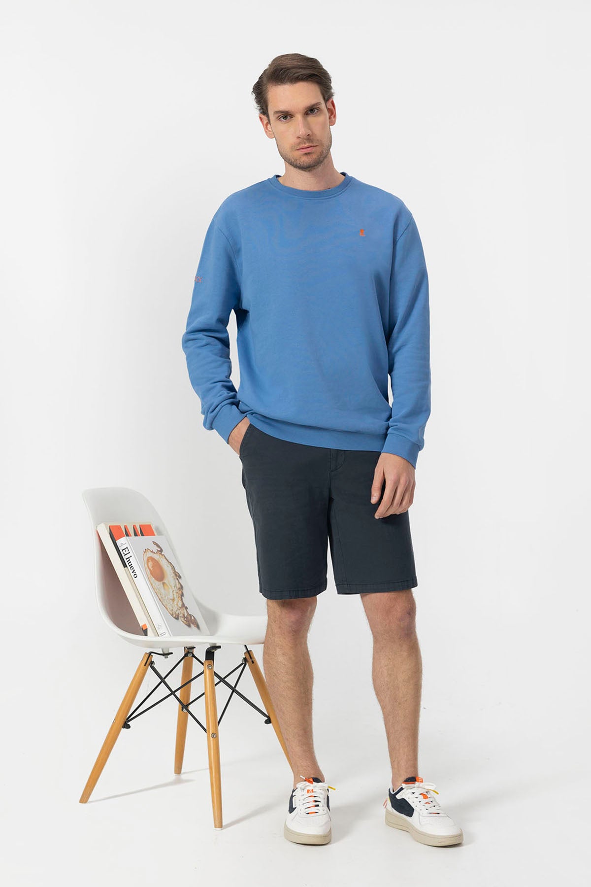 SWEATSHIRT BÁSICO COM BORDADO ÍNDIGO CONTRASTANTE