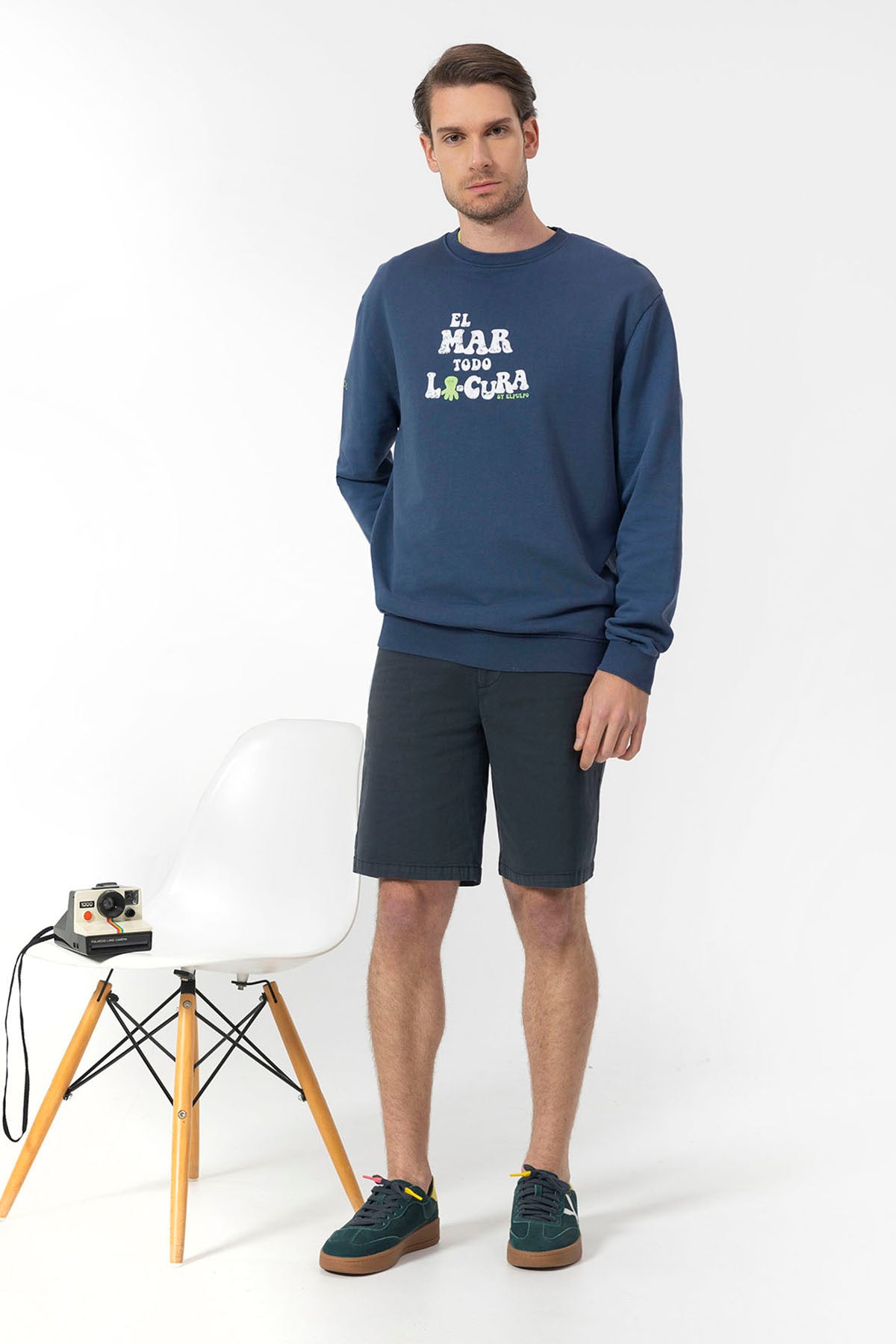 SUDADERA EL MAR TODO LO-CURA DESGASTADO AZUL MARINO DELAVÉ