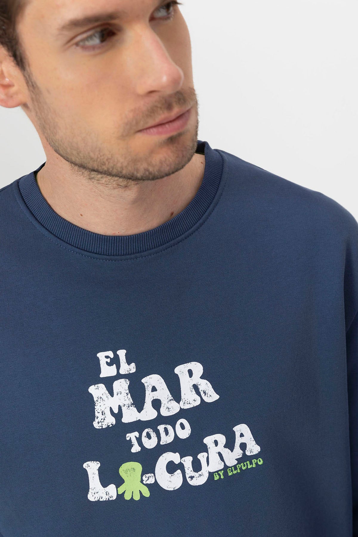 SUDADERA EL MAR TODO LO-CURA DESGASTADO AZUL MARINO DELAVÉ