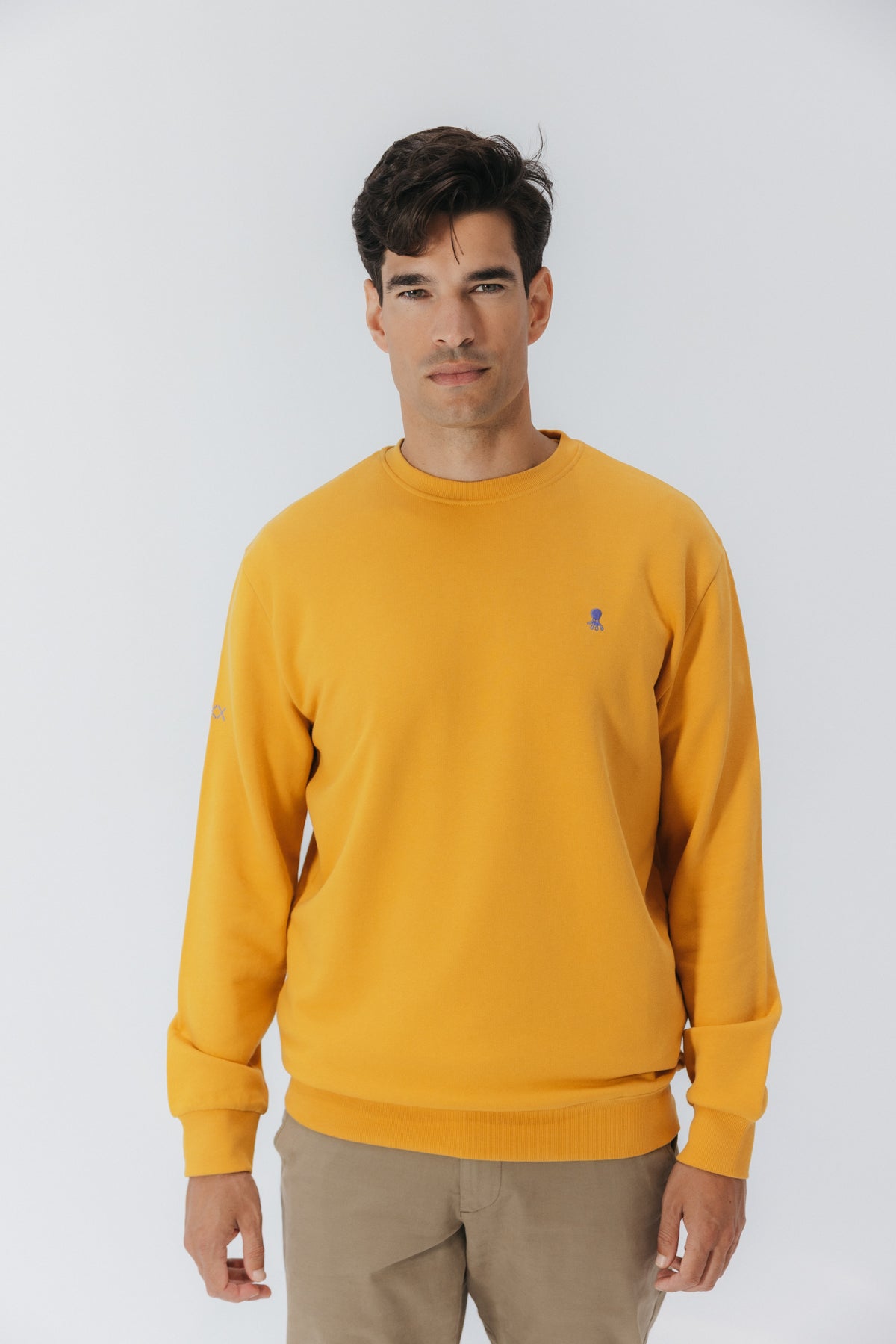 SUDADERA BORDADO CONTRASTE MOSTAZA