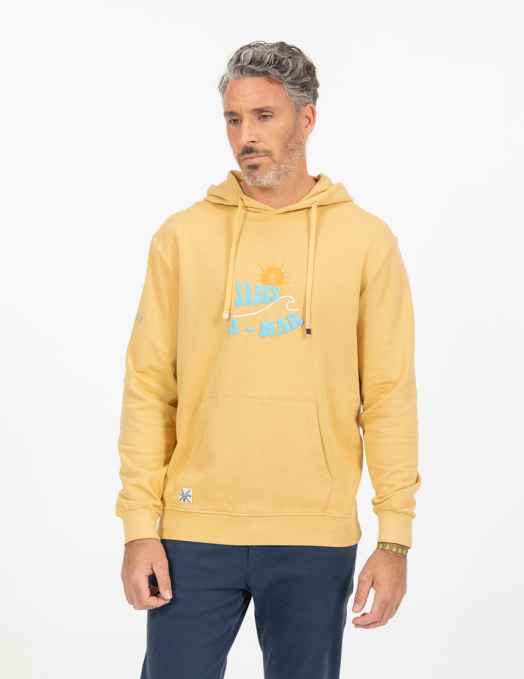 SUDADERA CAPUCHA ESTAMPADO SABES A-MAR MOSTAZA DELAVÉ