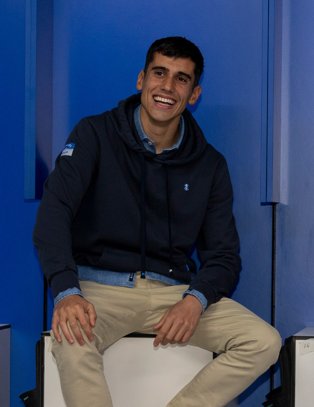 SUDADERA CAPUCHA ESTAMPADO SENTIMIENTO Y CORAZÓN AZUL MARINO DELAVÉ