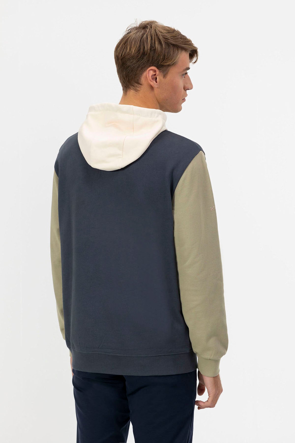 SWEATSHIRT COM CAPUZ E ESTAMPA COLOR BLOCK AZUL MARINHO