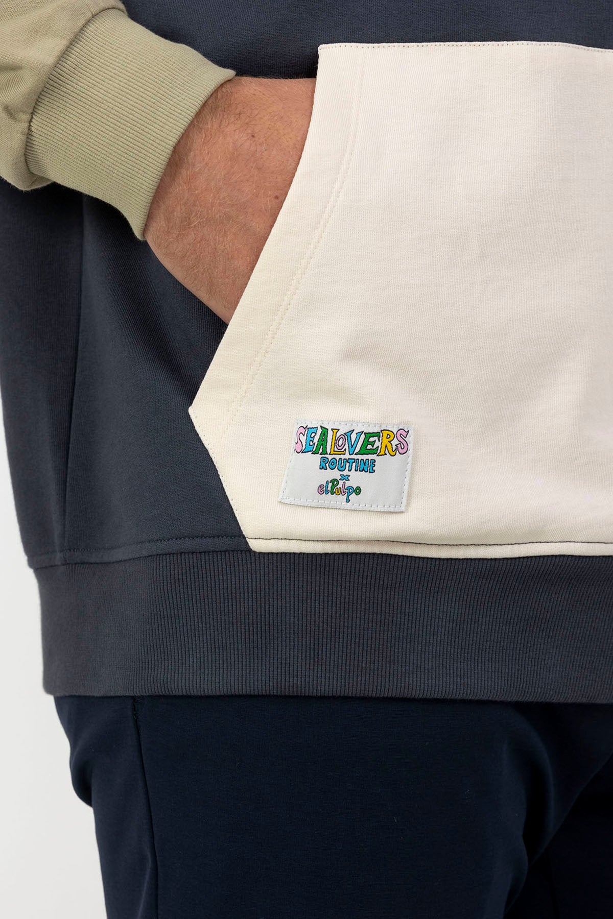 SWEATSHIRT COM CAPUZ E ESTAMPA COLOR BLOCK AZUL MARINHO